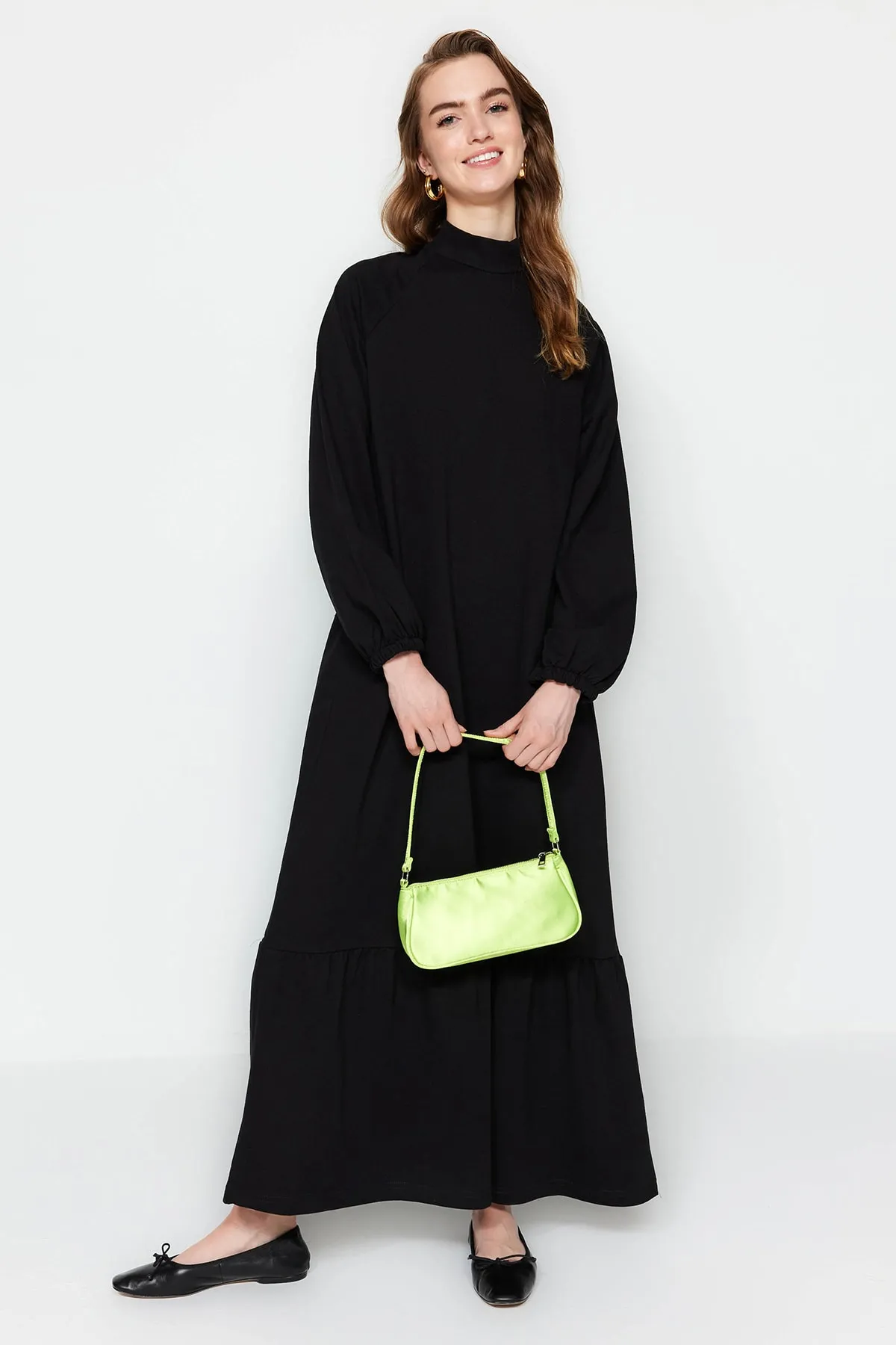 Trendyol Modest  Schwarzes Strickkleid mit Stehkragen und Ärmeln, Detailliert TCTSS23EB00228