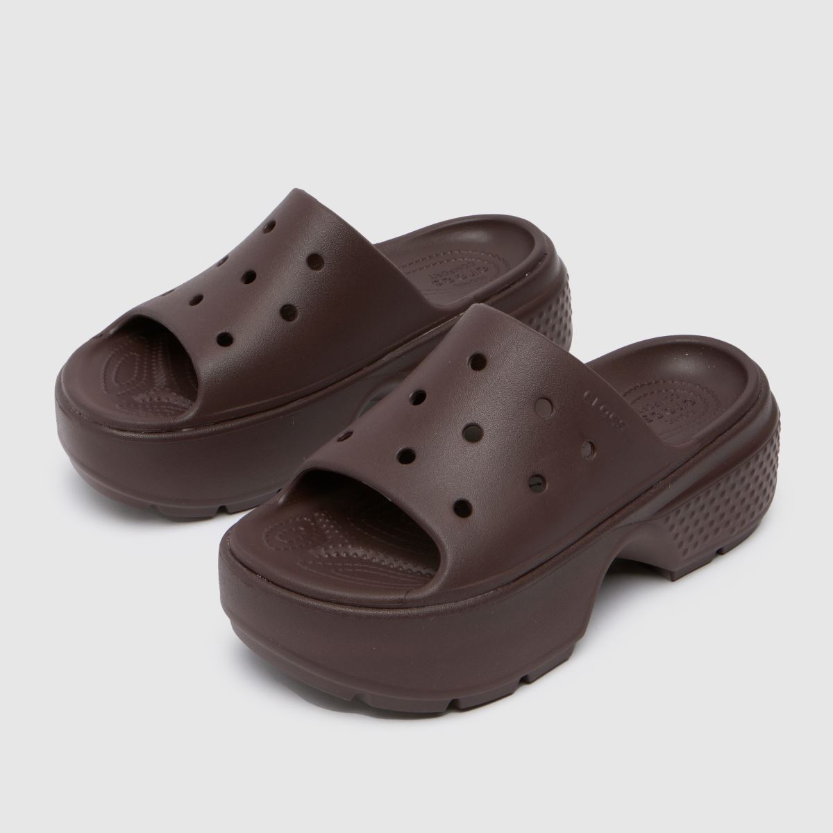 Crocs Stomp Slide szandál sötétbarna színben