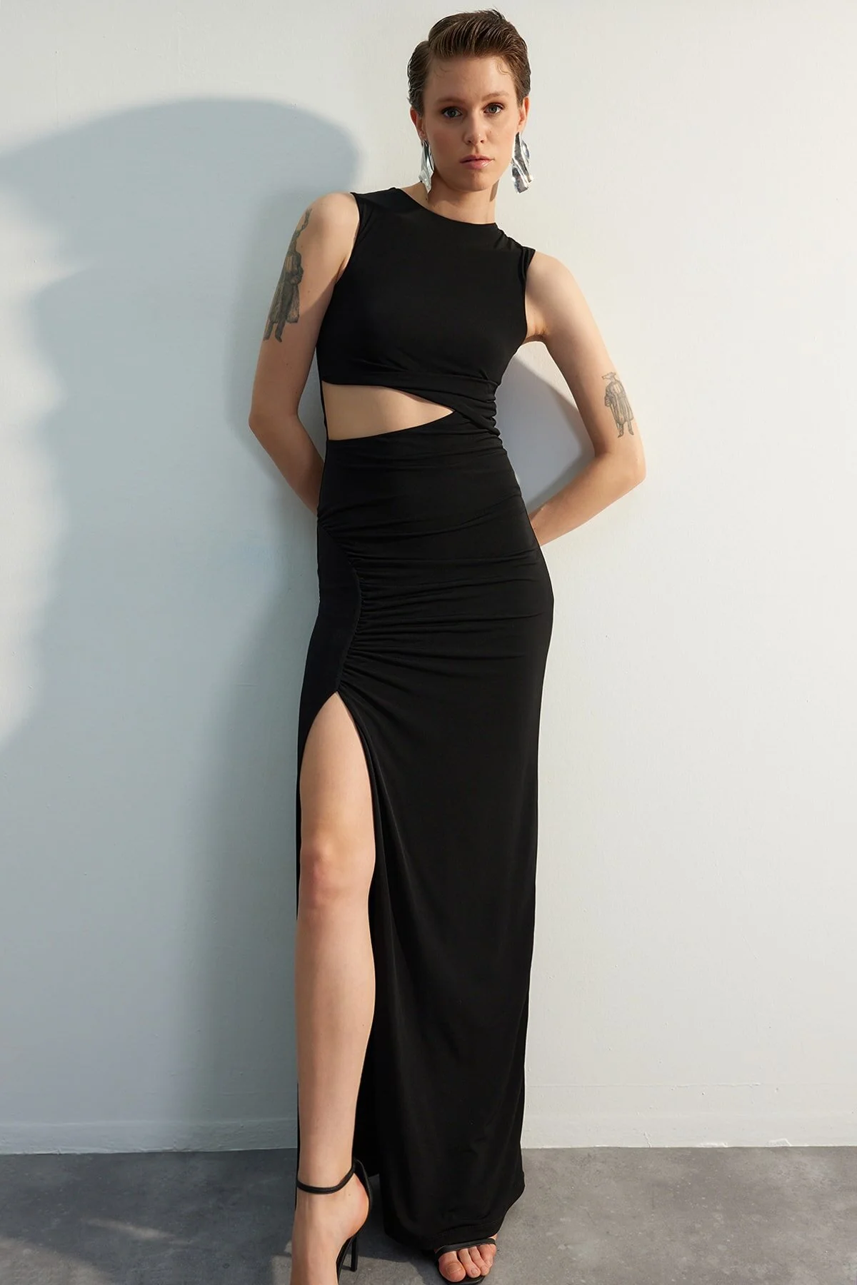 Trendyol Collection  Schwarzes, detailliertes, langes Abendkleid TPRSS23AE00162