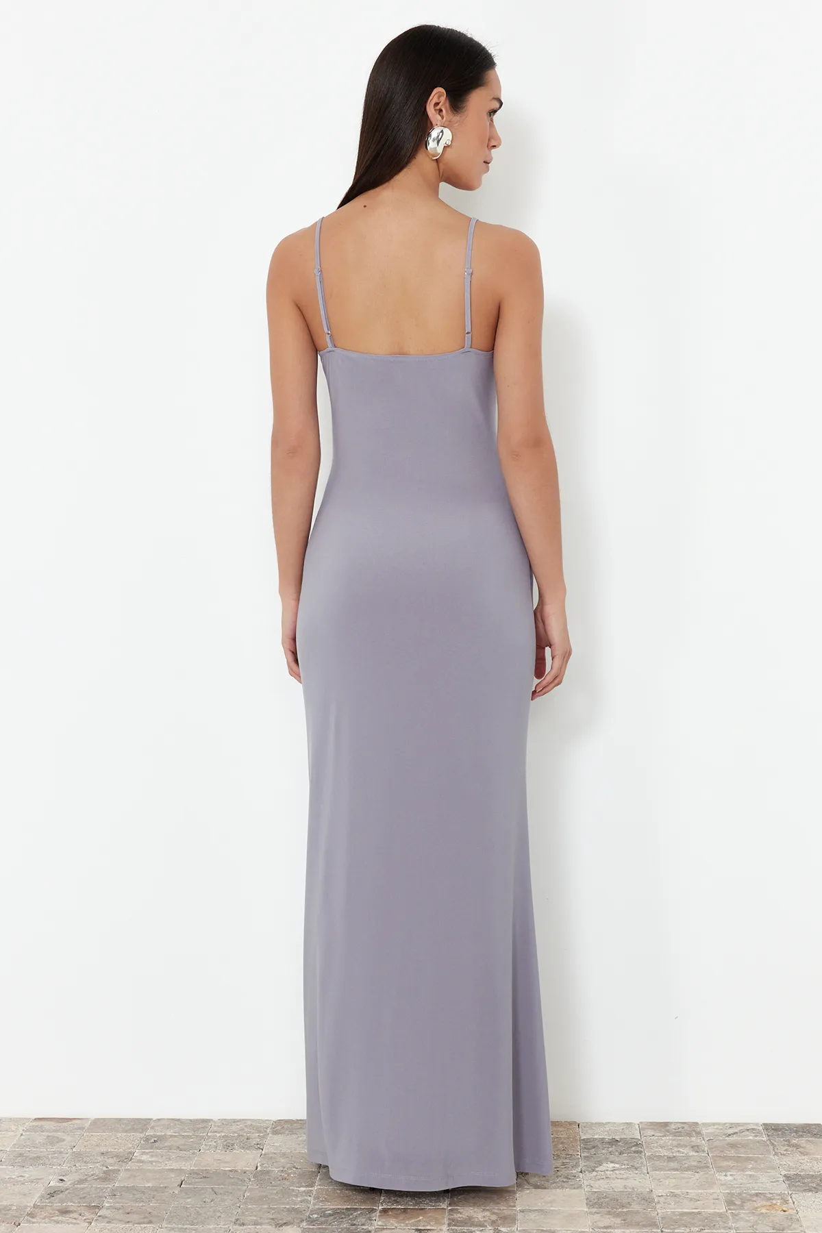 Trendyol Collection  Graues Maxi-Maxikleid mit tailliertem/taillierten Trägern und flexiblem Strickmuster TWOSS23EL02435