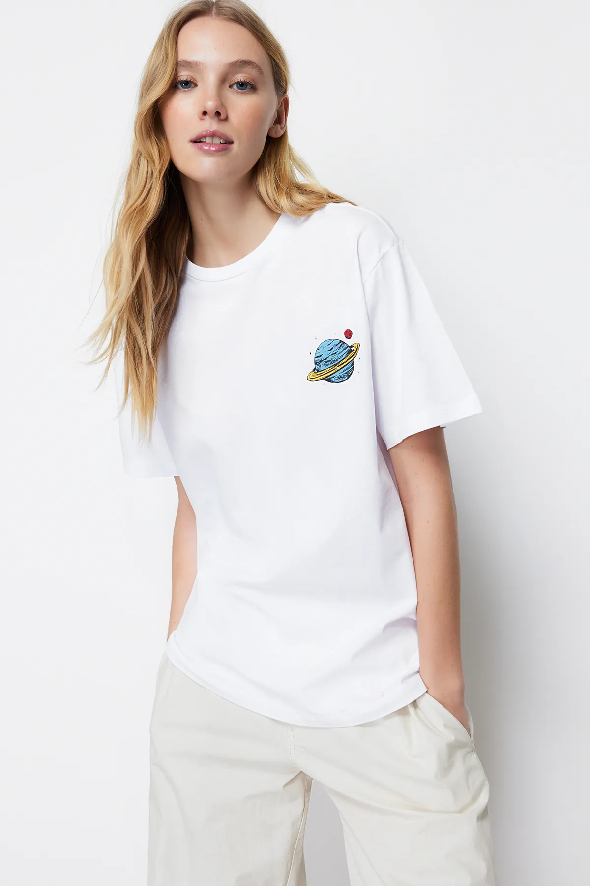 Trendyol Collection  Galaxi bedrucktes weißes T-Shirt im Boyfriend-Fit – 100 % Baumwolle, Rundhalsausschnitt – TWOSS23TS00257
