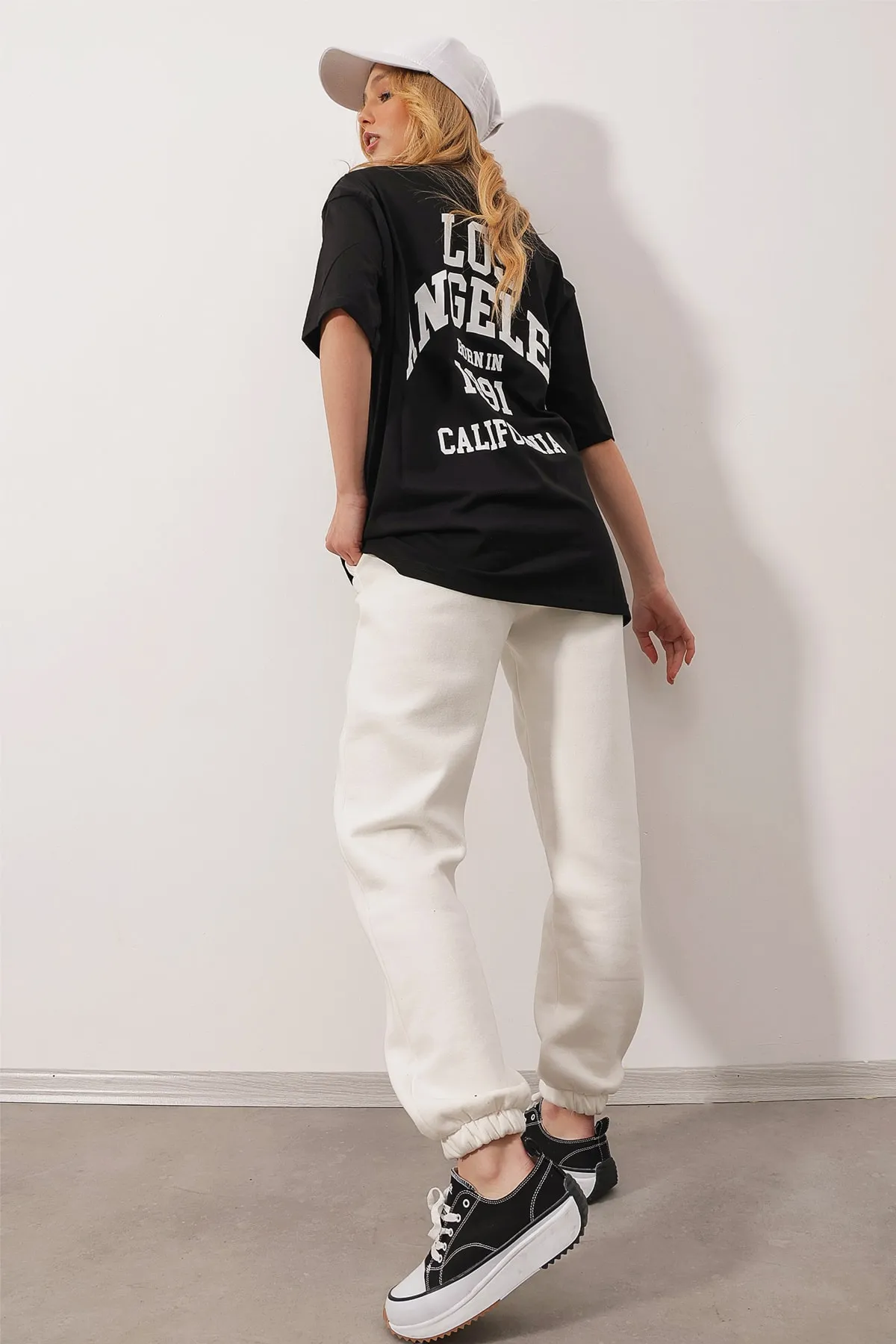 Trend Alaçatı Stili  Schwarzes bedrucktes Oversize-T-Shirt für Damen mit Rundhalsausschnitt ALC-X9560