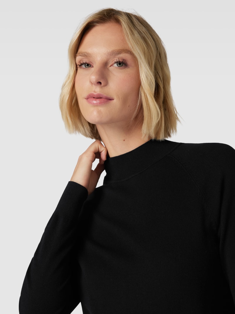Knielanges Strickkleid mit kleinem Stehkragen in schwarz