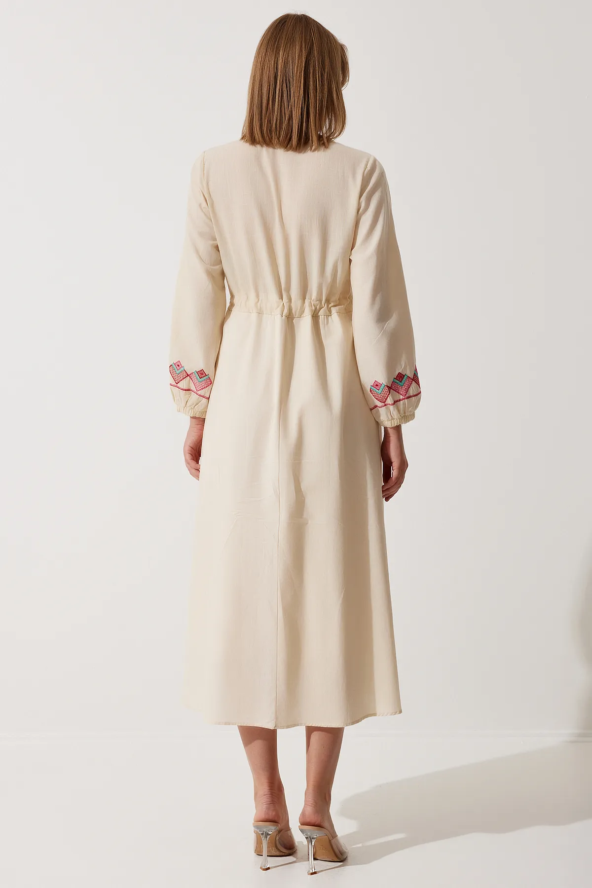 Happiness İstanbul  Cremefarbenes, übergroßes Leinenkleid mit Stickereidetails für Damen, RG00027