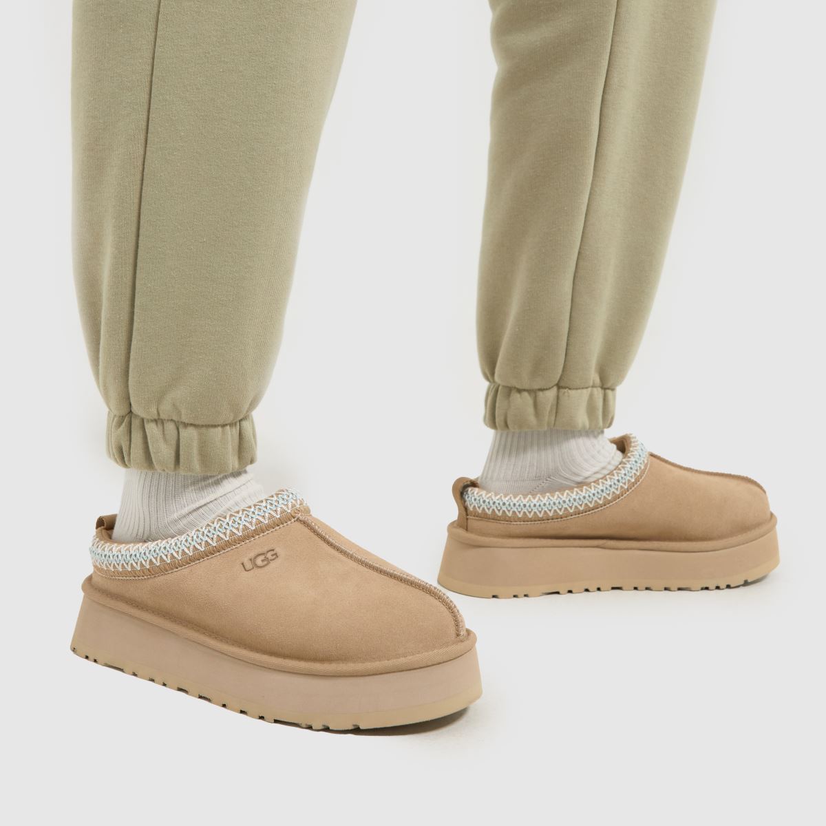 UGG copati s platformo tazz v peščeni barvi