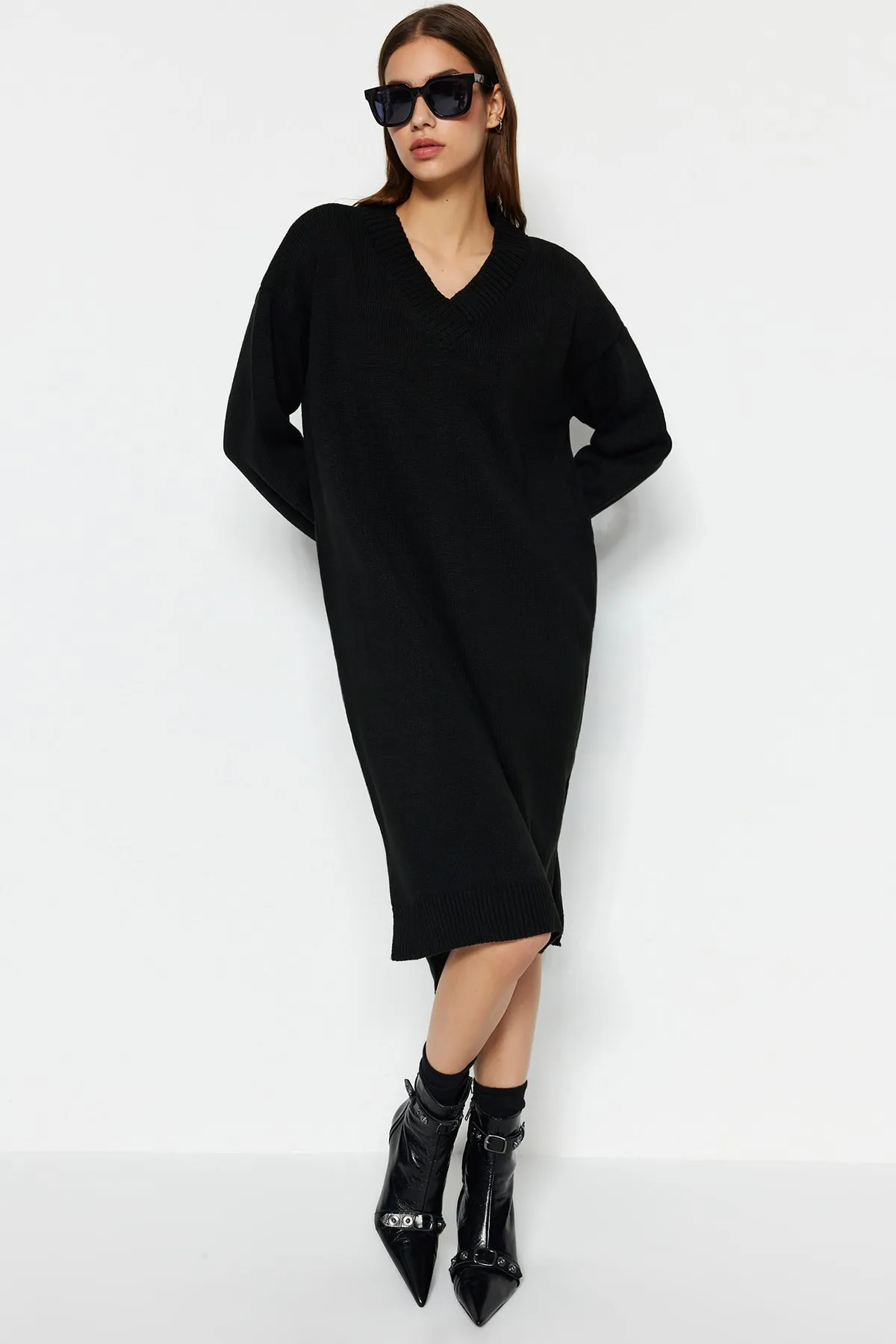 Trendyol Collection  Schwarzes Maxi-Strickkleid mit V-Ausschnitt TWOAW23EL00642