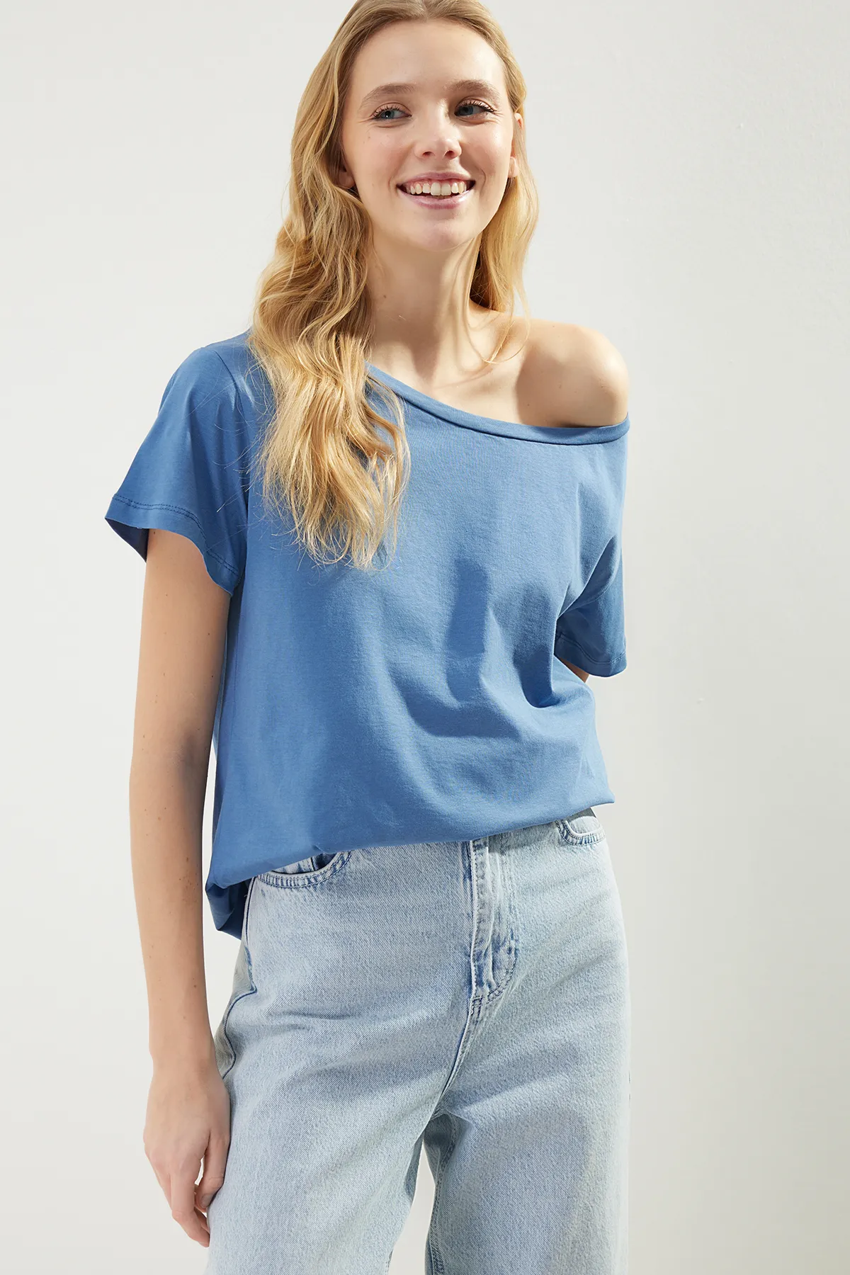 Trendyol Collection  Indigoblaues Strick-T-Shirt im Boyfriend-Stil mit U-Boot-Ausschnitt, 100 % Baumwolle TWOSS20TS0140
