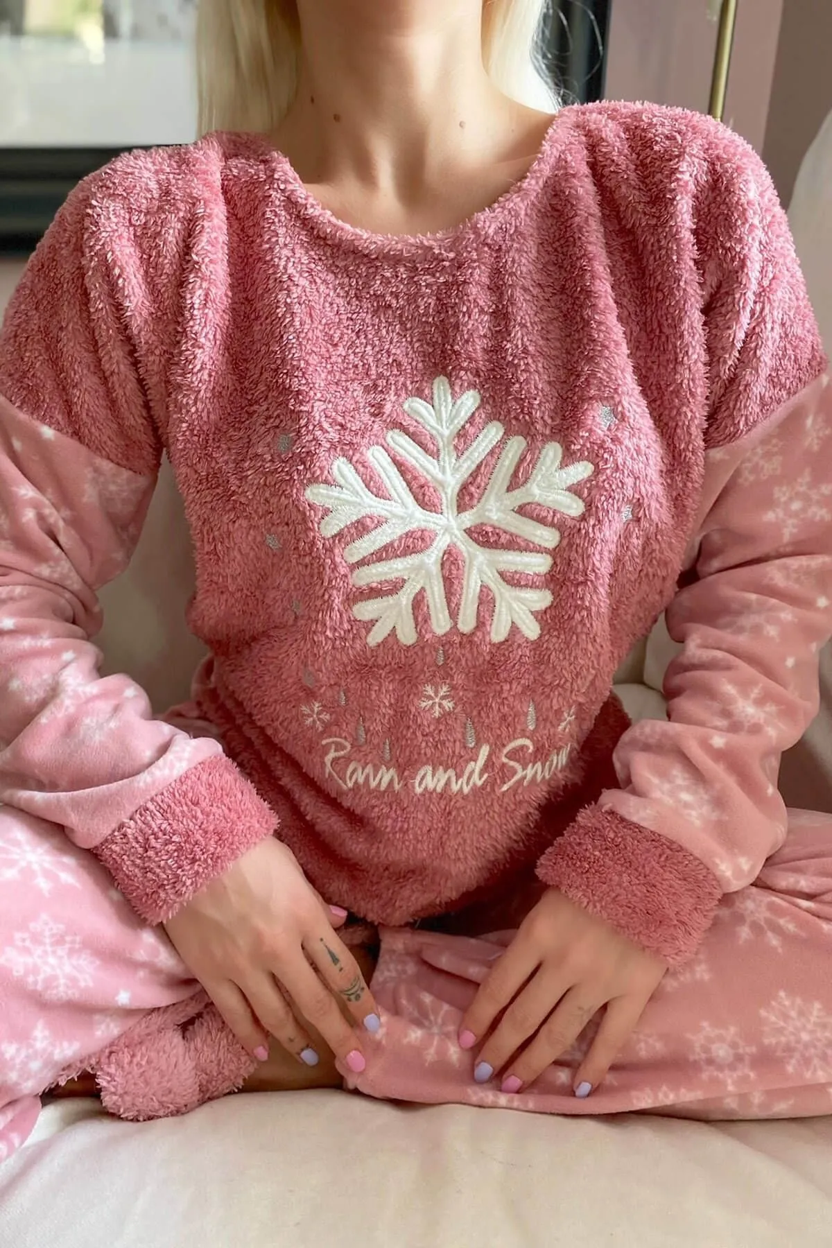 Pijamaevi  Damen-Pyjama-Set aus Plüsch mit Schneeflockenmuster