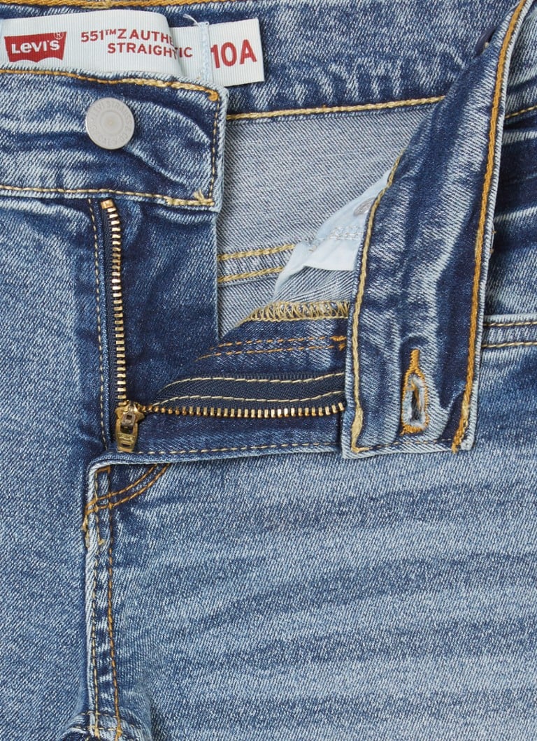 Blugi Levi's 551 cu picior drept, spălare medie