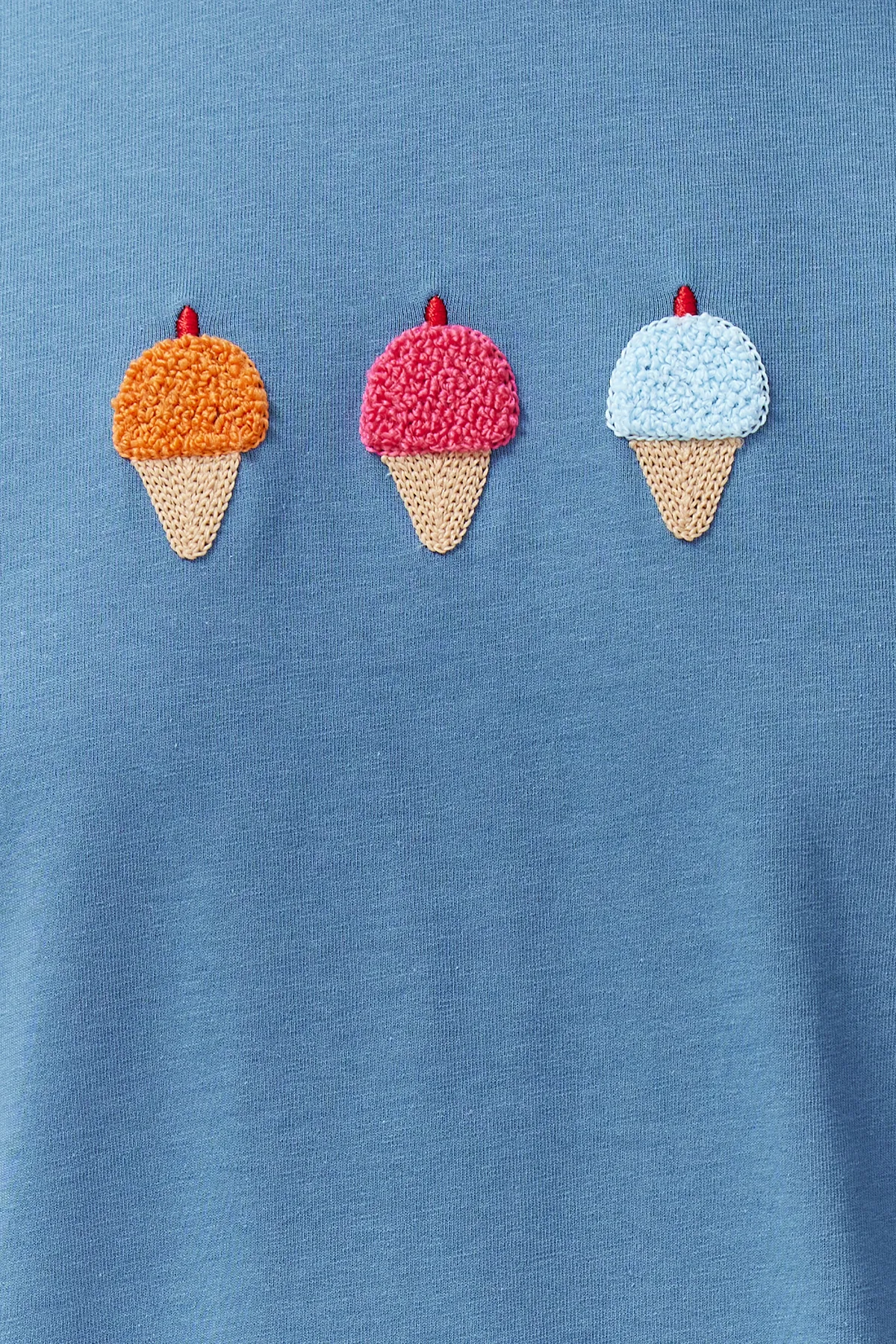 Trendyol Collection  Indigofarbenes Strick-T-Shirt aus 100 % Baumwolle mit normaler Passform und Rundhalsausschnitt, bestickt, TWOSS24TS00207