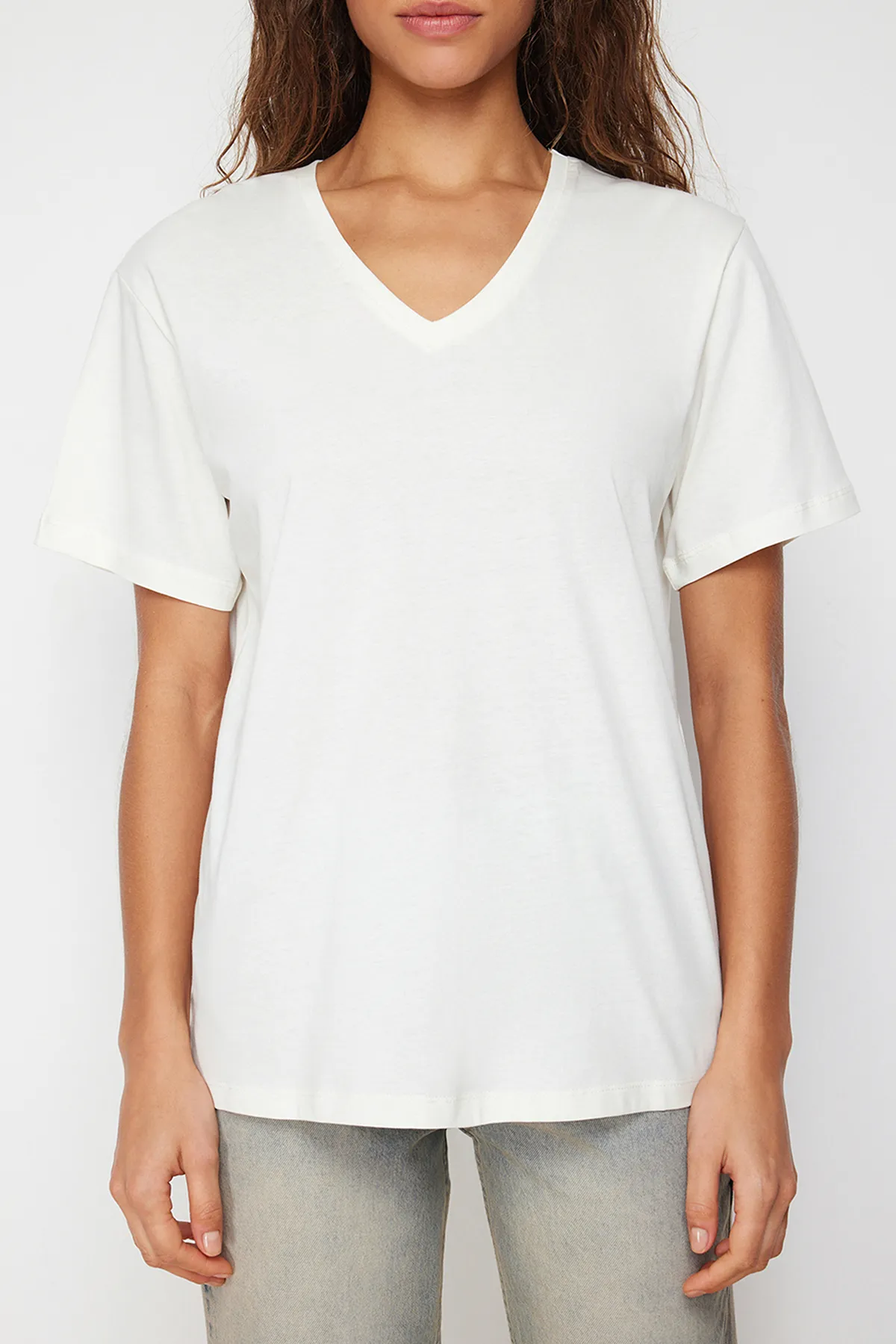 Trendyol Collection  Ecru, 100 % Baumwolle, Oversize/Weite Passform, V-Ausschnitt, Strick-T-Shirt TWOSS23TS00003
