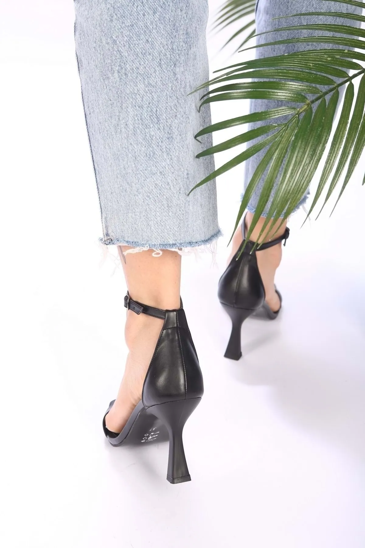 Shoeberry  Riva Black Skin Damenschuhe mit einzelnem Riemen und Absatz