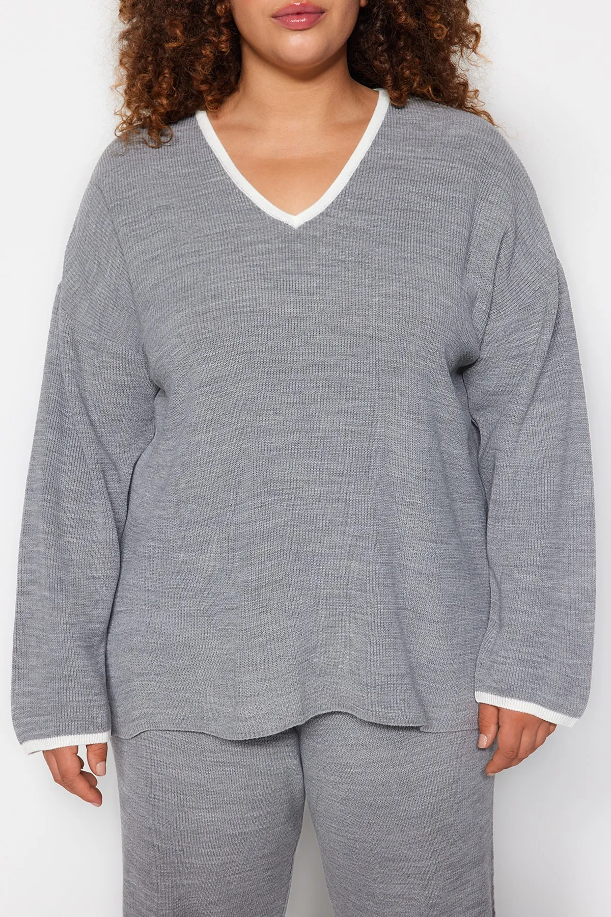 Trendyol Curve  Grau meliertes Strickoberteil und -unterteil mit V-Ausschnitt TBBAW24CP00011