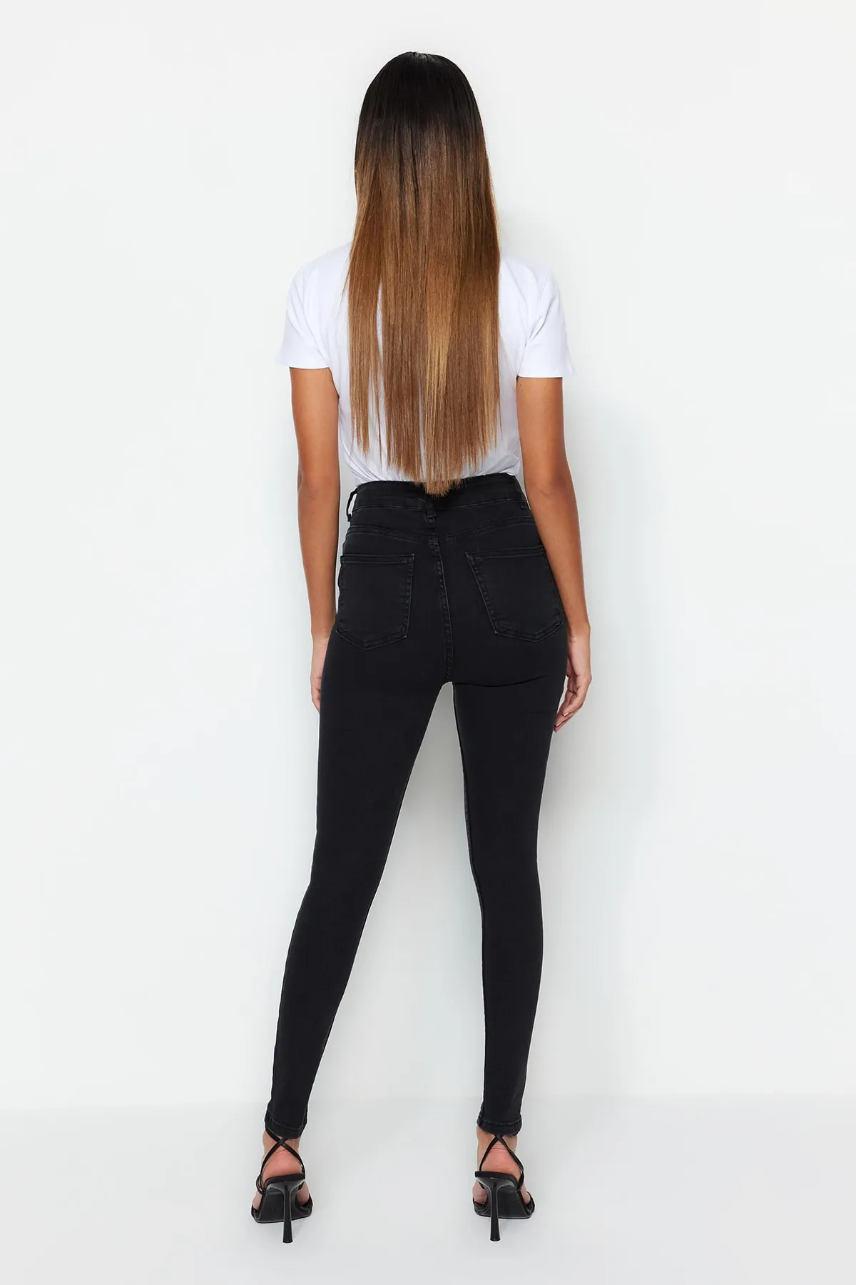 Trendyol Collection  Schwarze Skinny-Jeans mit normaler Taille TWOSS23JE00073
