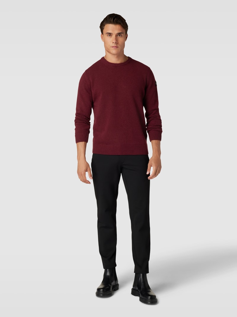 Strickpullover mit Label-Patch in bordeaux rot