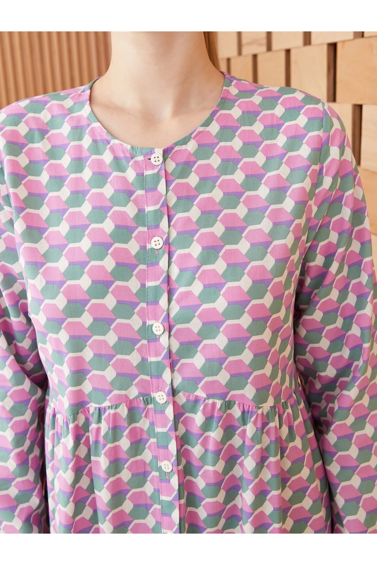 LC Waikiki  Gemustertes, langärmliges Damenkleid mit Rundhalsausschnitt