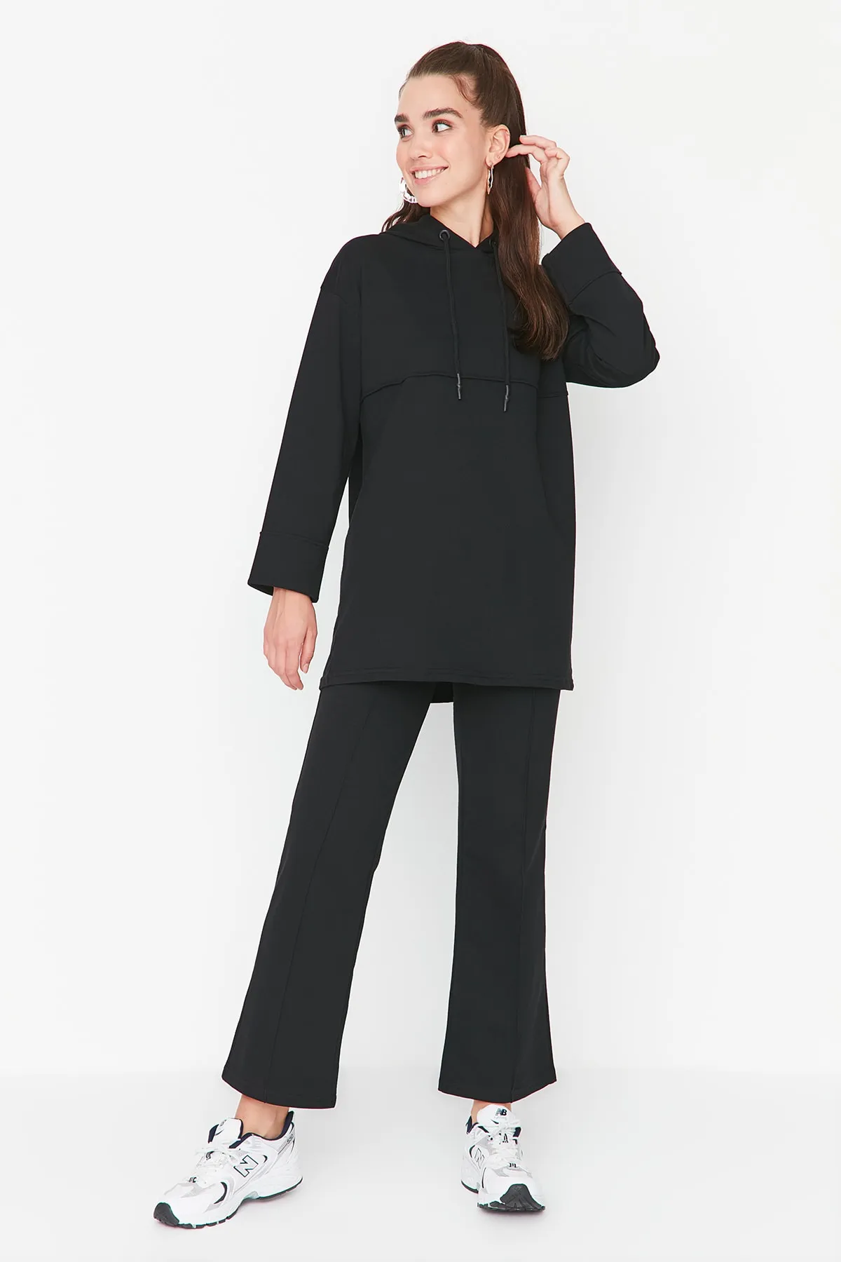 Trendyol Modest  Schwarzes Strick-Trainingsanzug-Set mit Kapuze TCTAW23EN00012