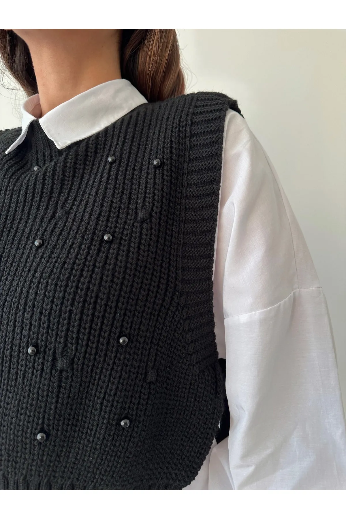 BEJNA  Schwarzer Damen-Strickpullover mit Perlendetails und seitlichem Bindeband
