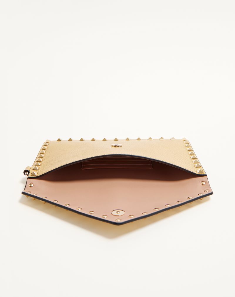 Clutch Rockstud em couro de bezerro laminado cor granada