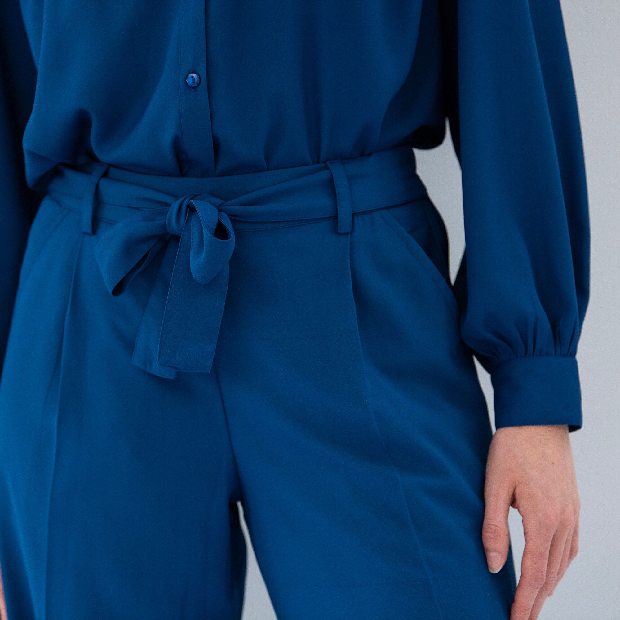 Pantalon large fluide, taille ceinturée, uni