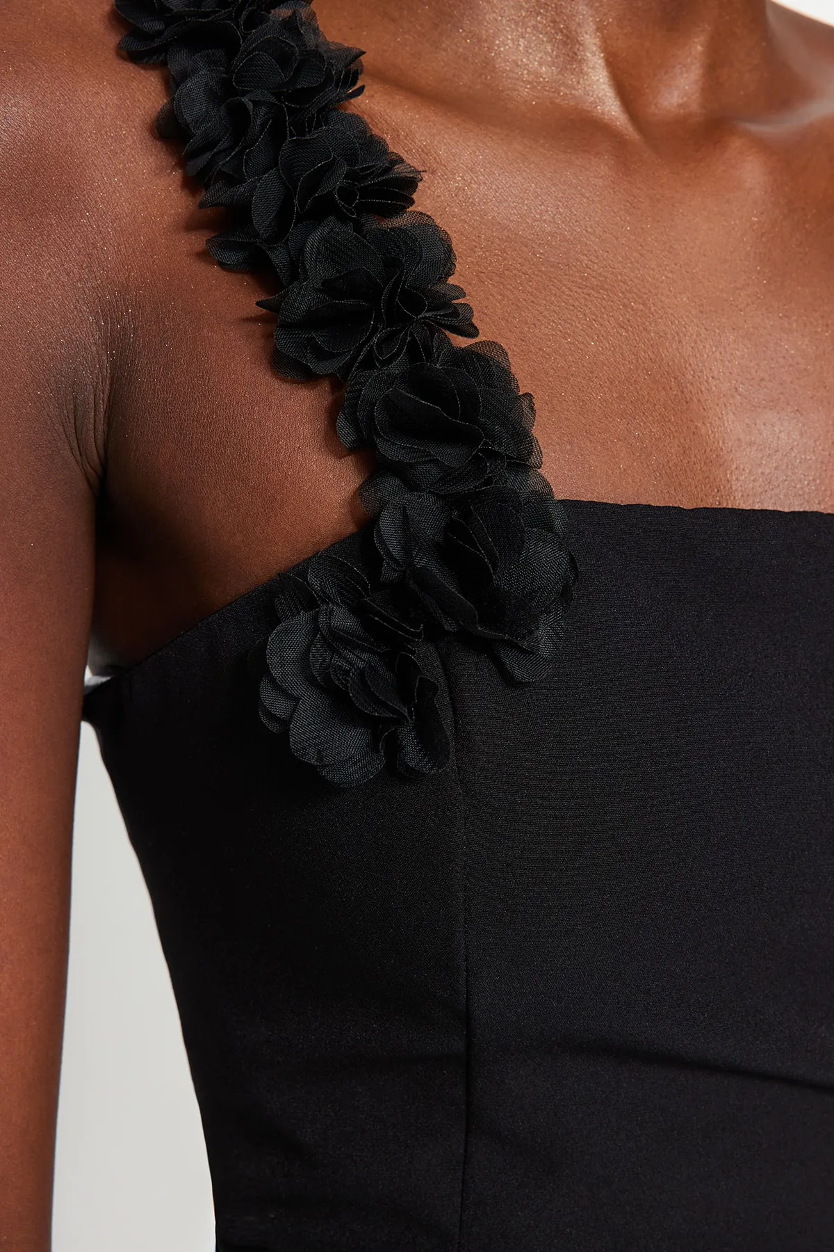Trendyol Collection  Schwarzes, gewebtes, langes Abendkleid TPRSS23AE00097