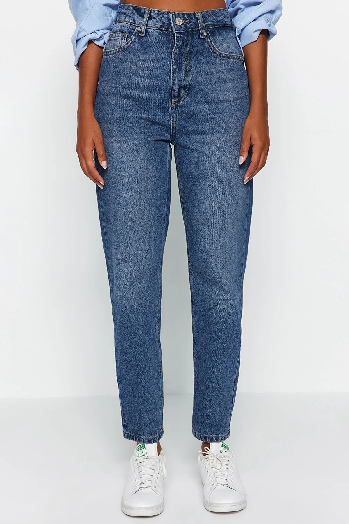 Trendyol Collection  Dunkelblaue Mom-Jeans mit hoher Taille TWOAW24JE00076
