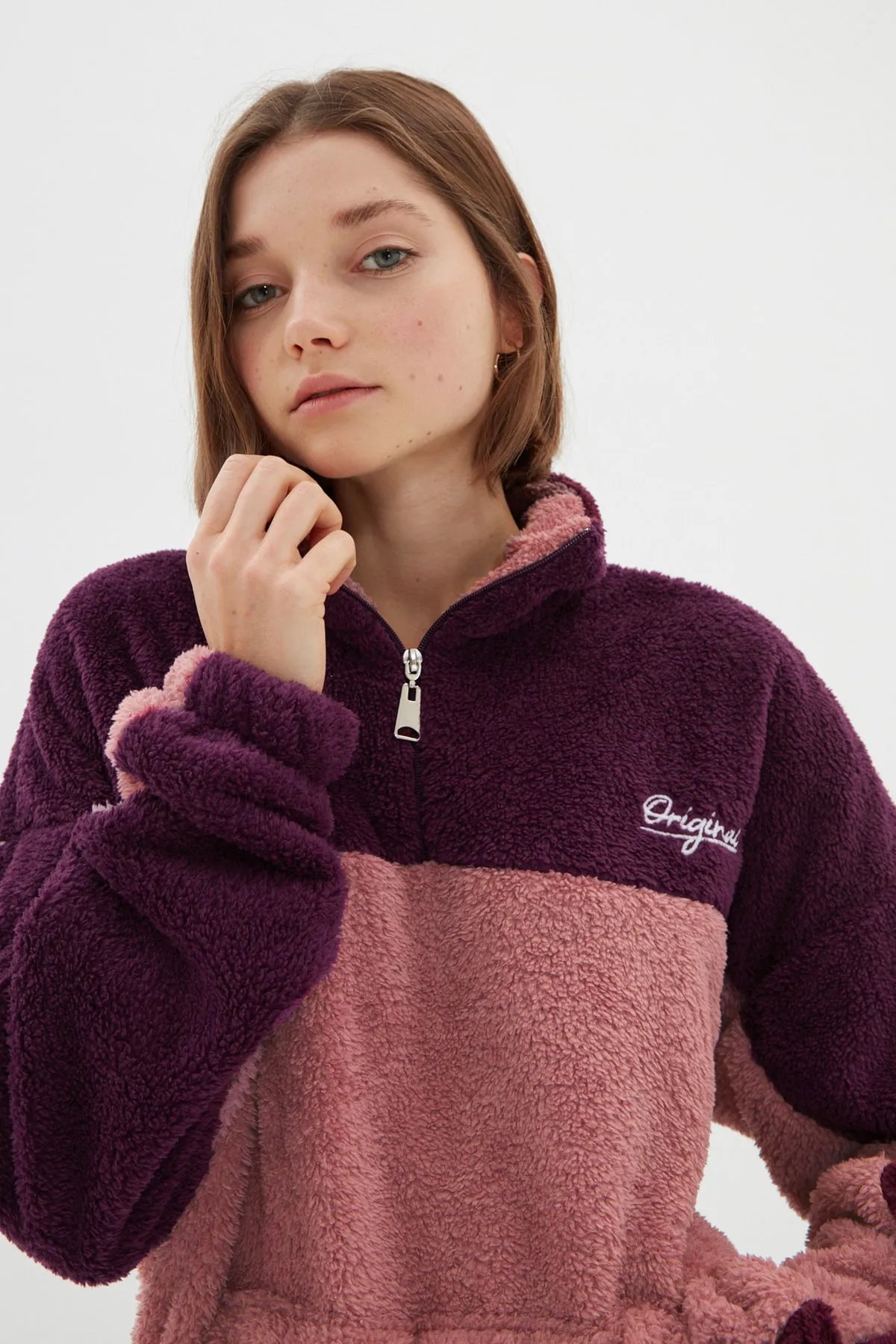 Trendyol Collection  Lila Unisex-Sweatshirt in Übergröße/Weitschnitt, Farbblock, minimale Stickerei, warmes Plüsch-Sweatshirt TMNAW22SW1477