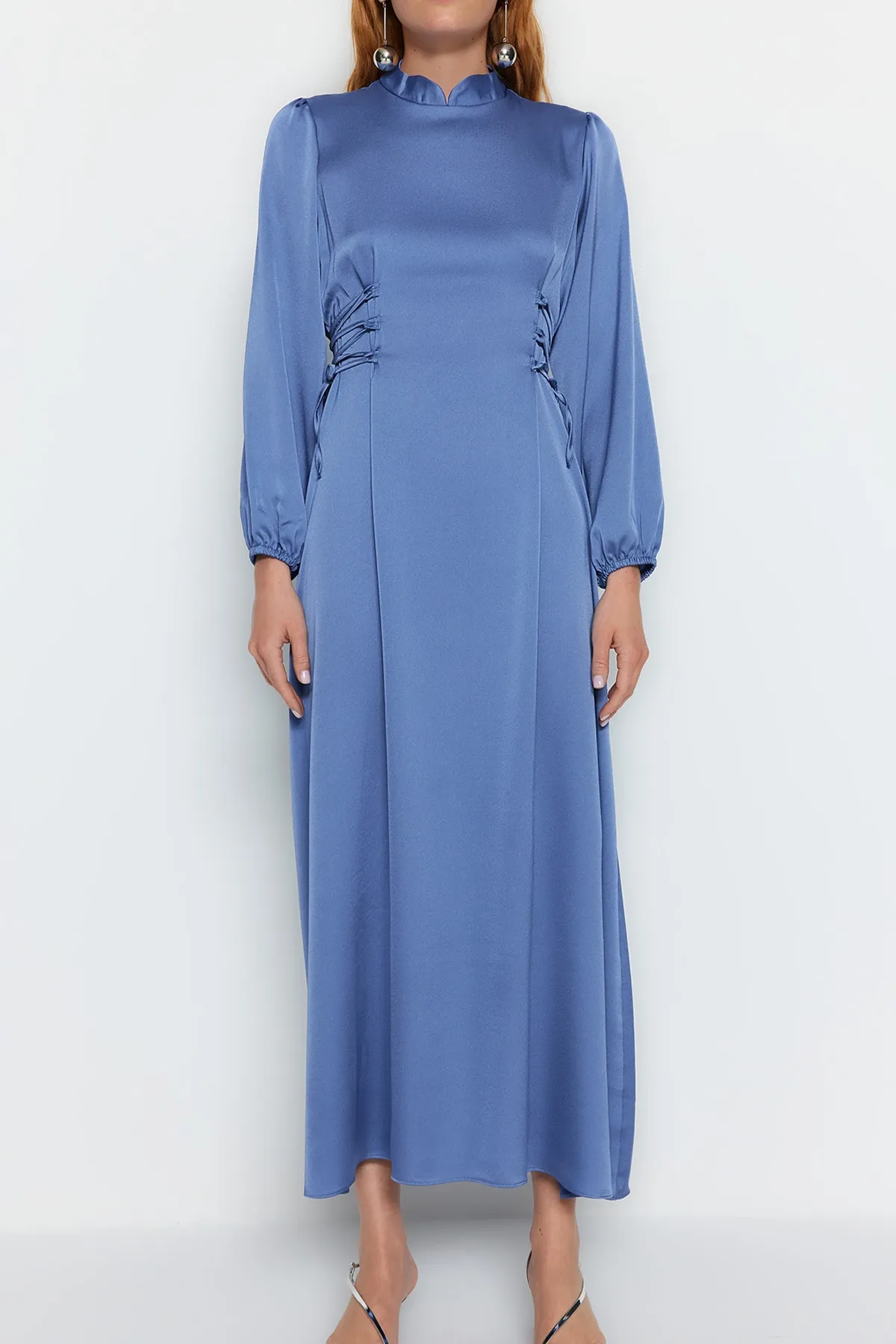 Trendyol Modest  Blaues Abendkleid aus Satin mit Britted-Taille TCTSS23DB00037