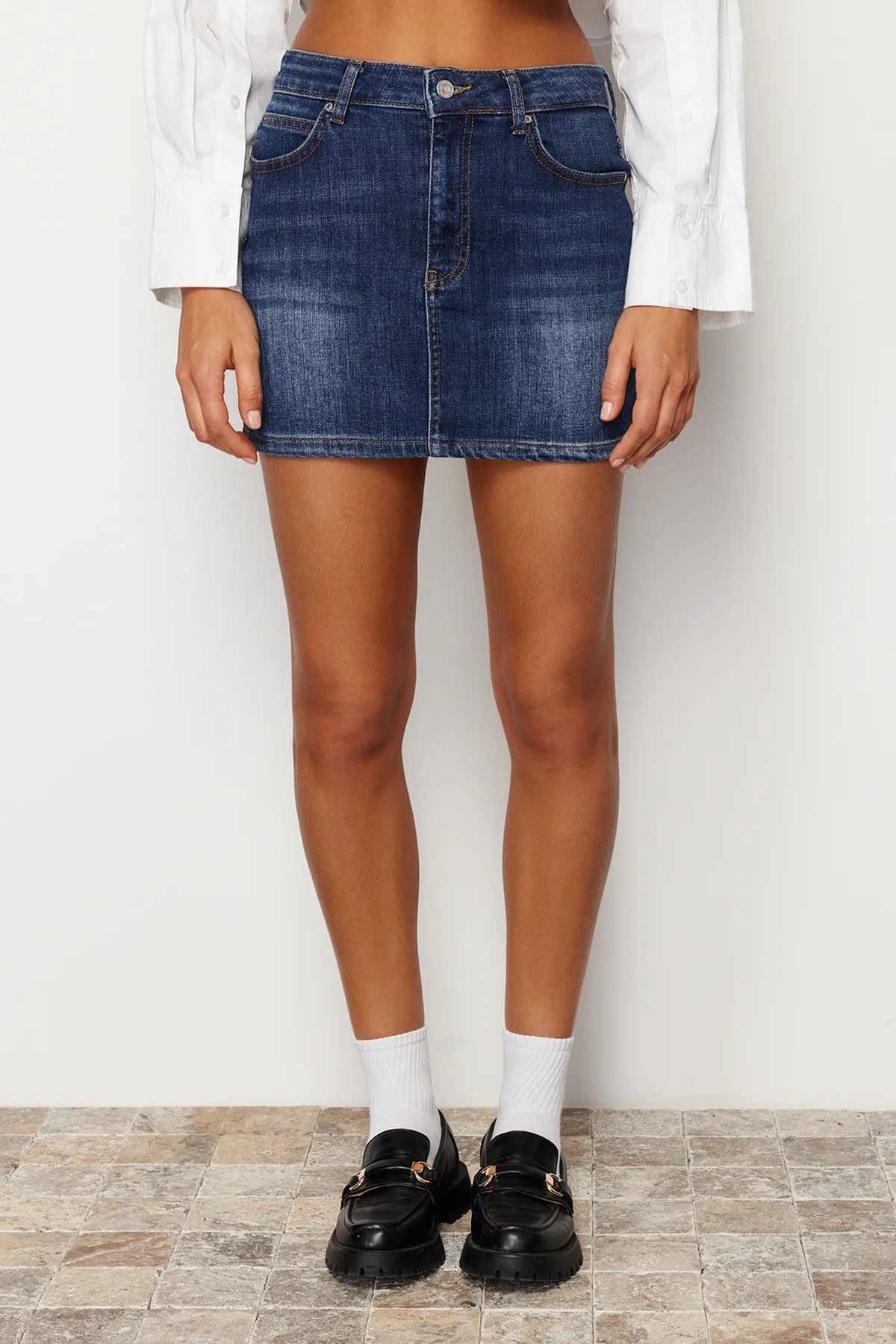 Trendyol Collection  Dunkelblauer, nachhaltigerer Mini-Jeansrock mit niedriger Taille TWOSS24ET00097