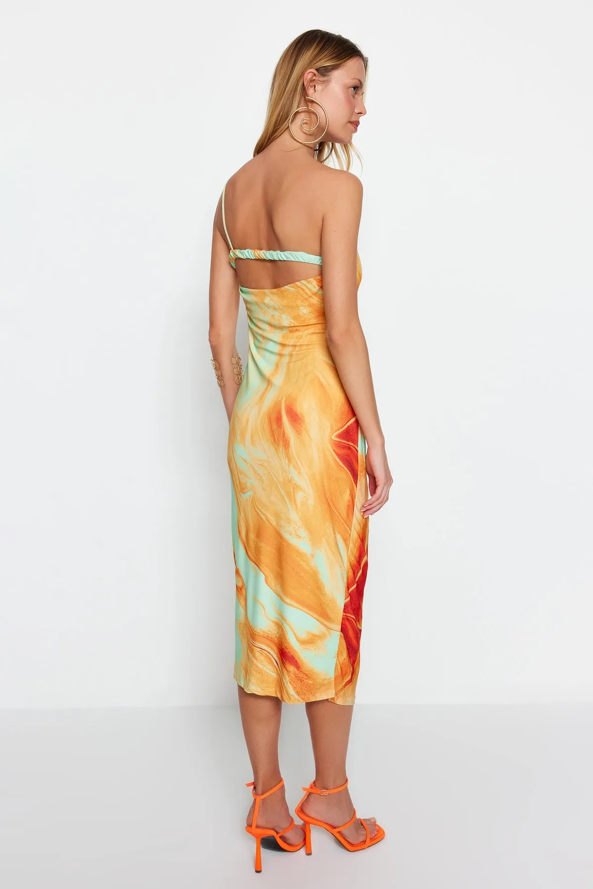 Trendyol Collection  Orange bedrucktes tailliertes Midi-Bleistiftkleid mit One-Shoulder-Träger und elastischem Strick TWOSS23EL01577