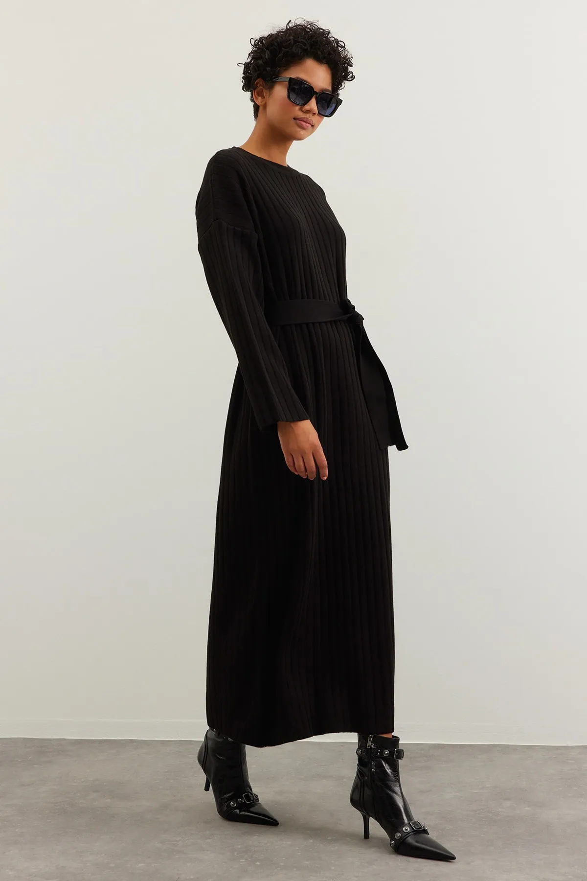 Trendyol Modest  Schwarzes Rippstrickkleid mit Gürtel TCTAW24EB00008