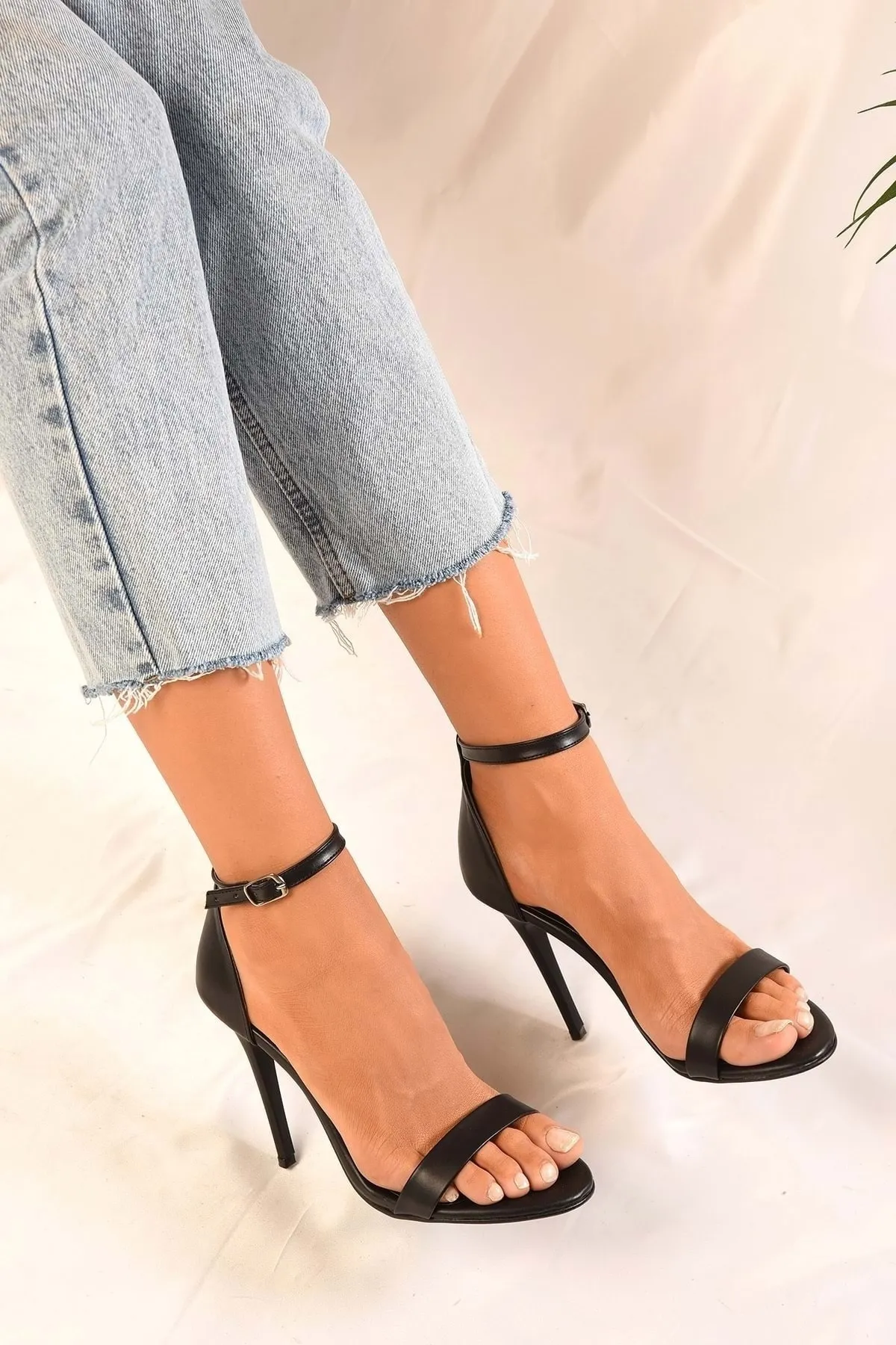 Shoeberry  Damen-Schuhe Midia mit einem Riemen und schwarzem Hautabsatz