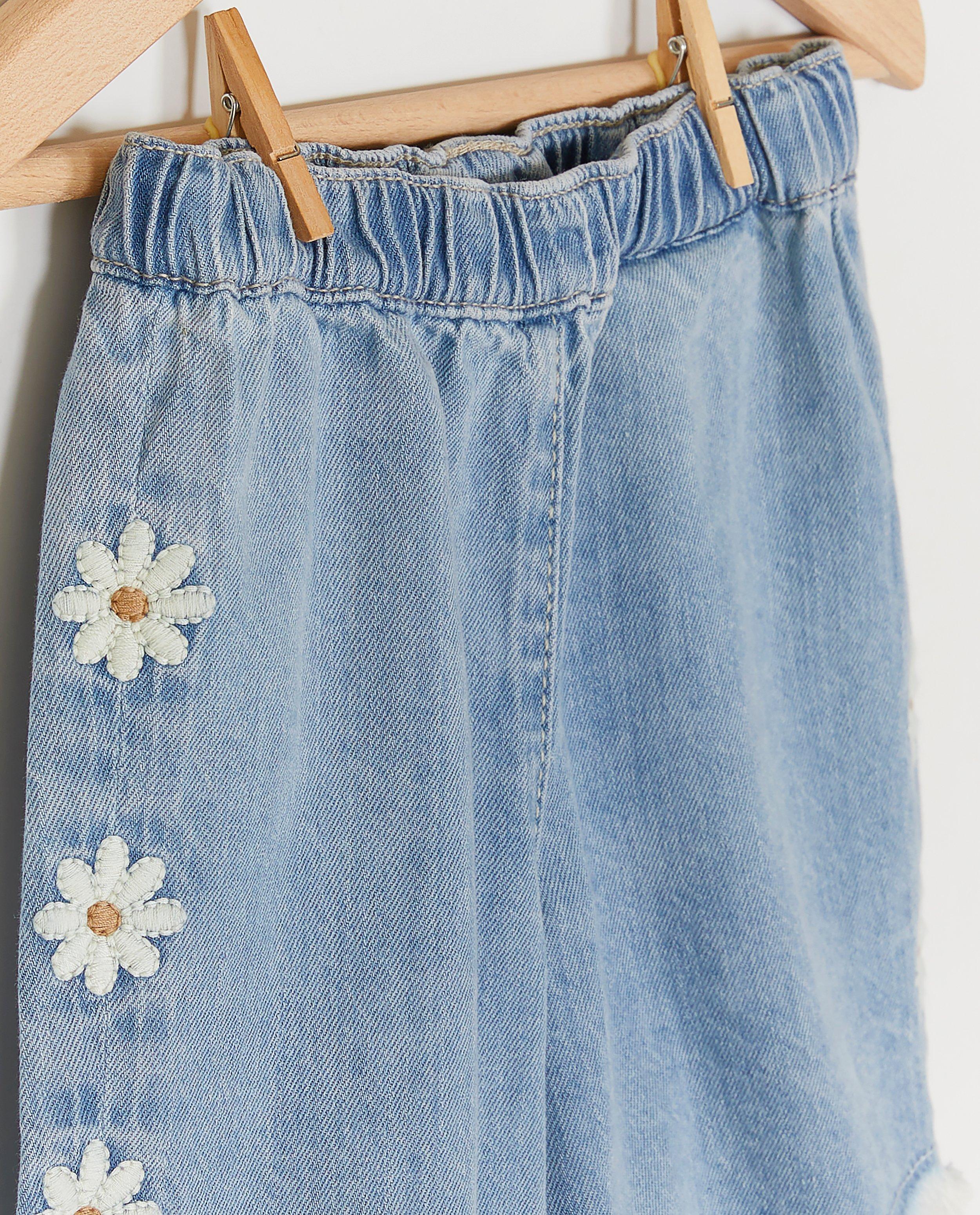 Pantaloni scurți din denim Cuddles and Smiles cu flori brodate albastru deschis