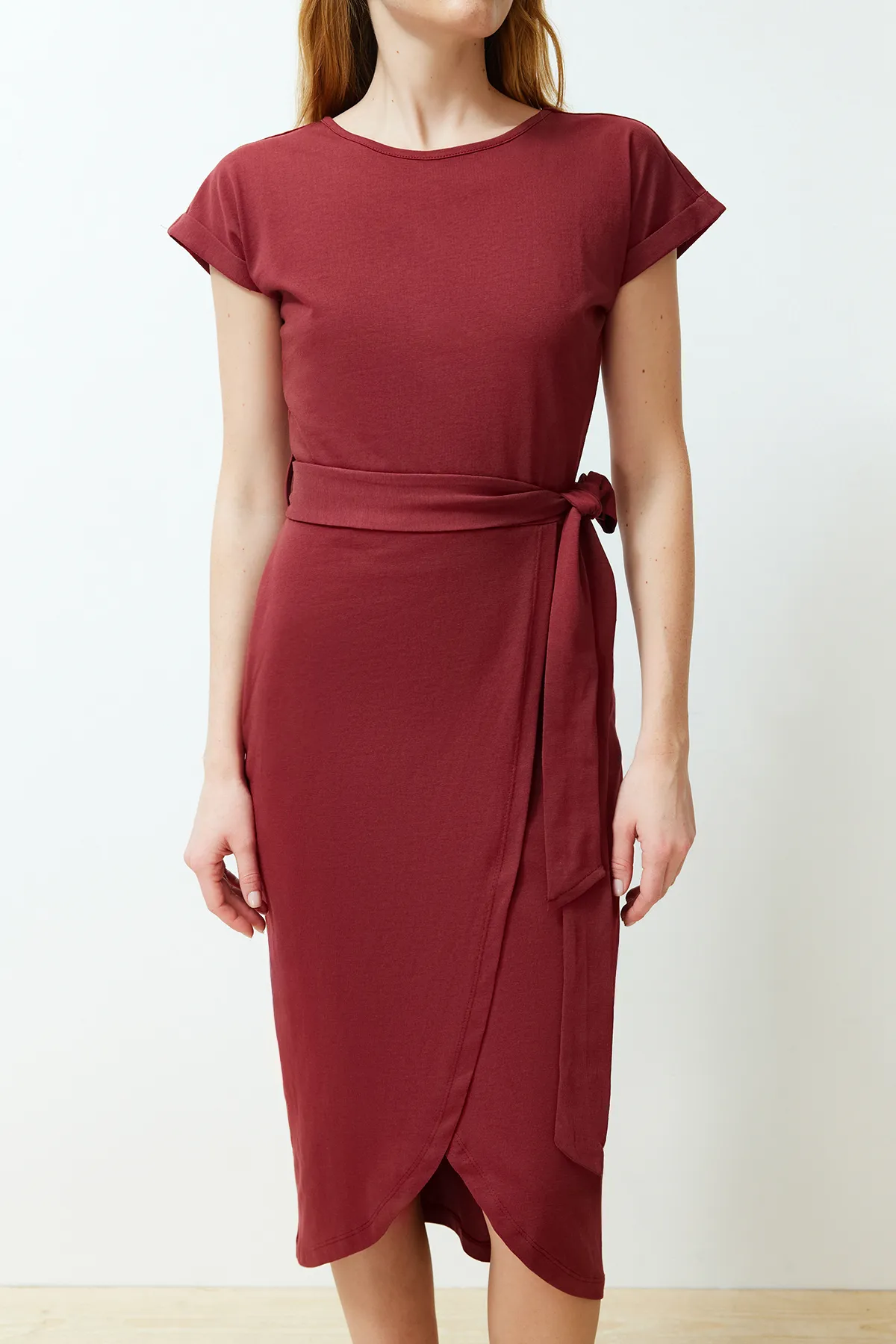 Trendyol Collection  Weinrotes, zweireihiges Midi-Strickkleid aus 100 % Baumwolle mit Gürtel und detailliertem Detail TWOSS24EL00118