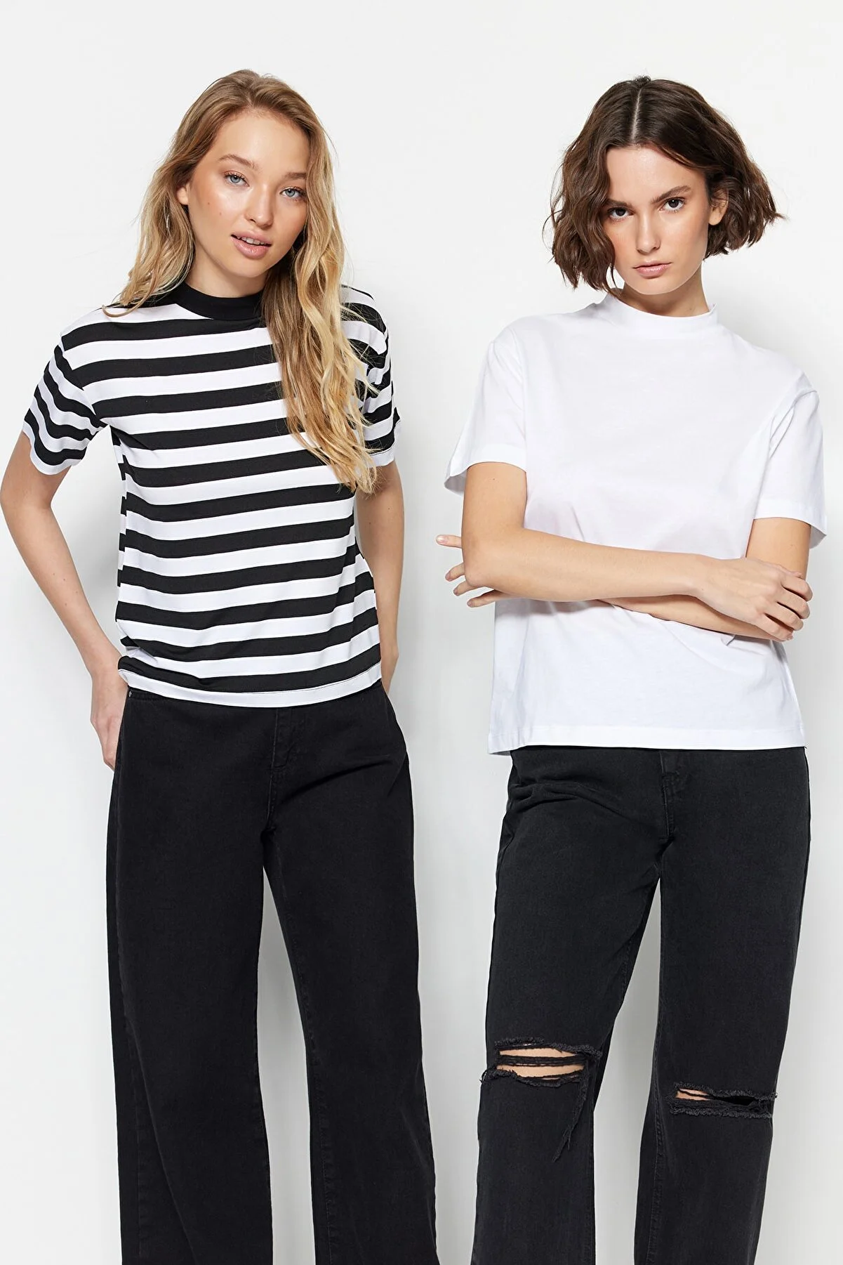 Trendyol Collection  Weiß-schwarz-weiß gestreiftes Basic-Strick-T-Shirt mit Stehkragen im 2er-Pack TWOSS20TS1500