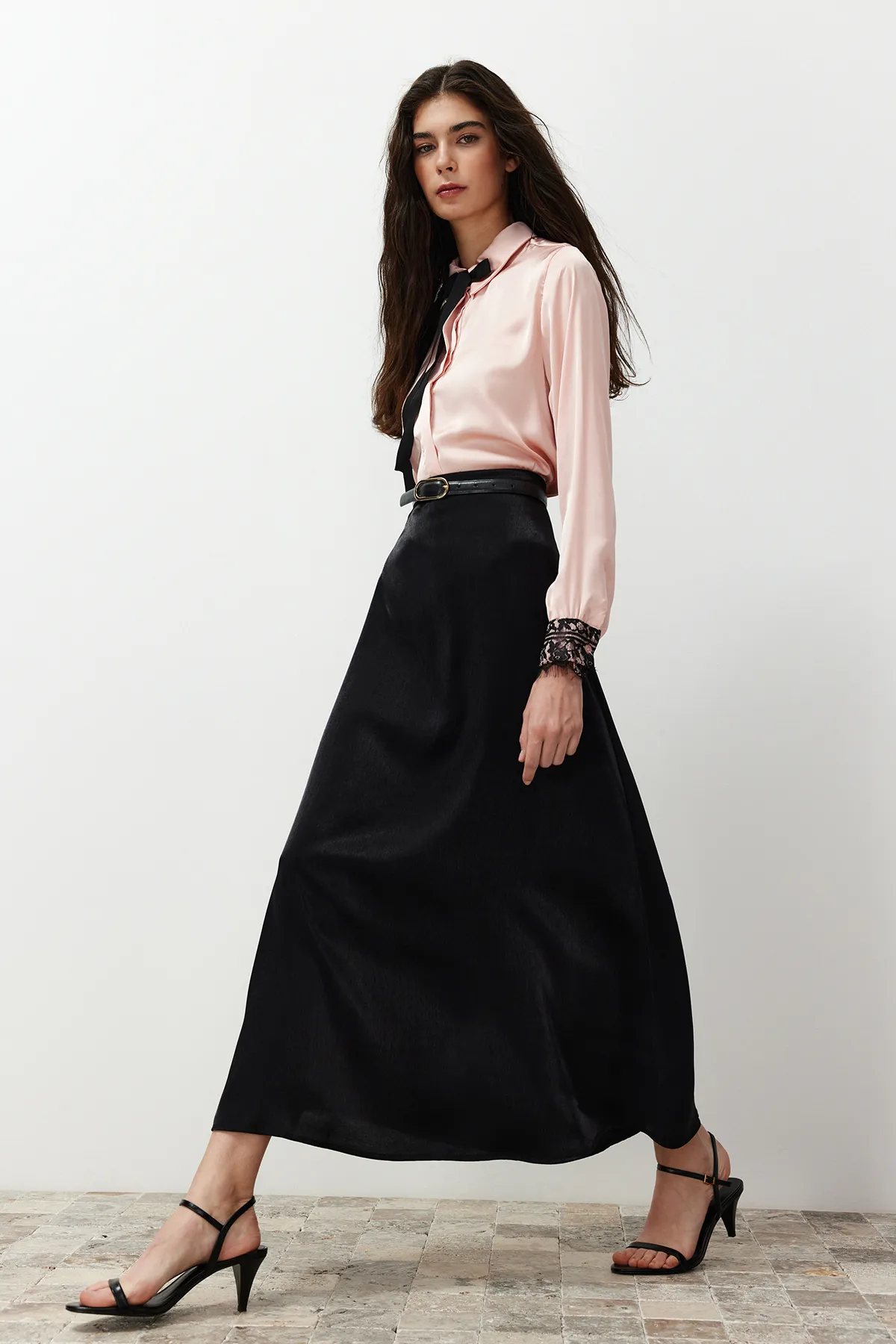 Trendyol Modest  Schwarzer ungefütterter Rock aus gewebtem Satin TCTSS24EE00017