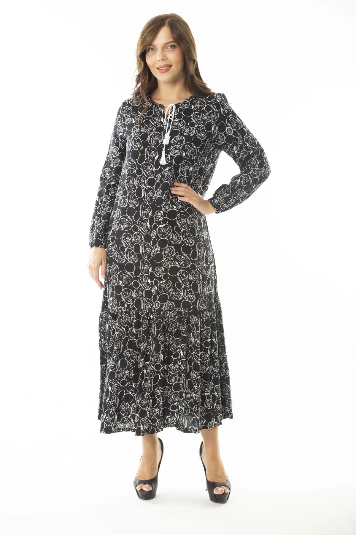 Şans  Damen-Kleid mit langen Ärmeln und gestuftem Saum aus gewebtem Viskosestoff in großer Größe in Schwarz 65N36885