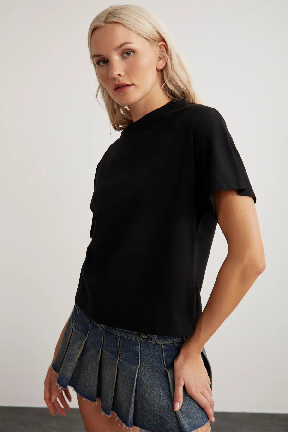 GRIMELANGE  Lottie Damen-T-Shirt mit regulärer Passform und Rundhalsausschnitt aus 100 % Baumwolle in Schwarz