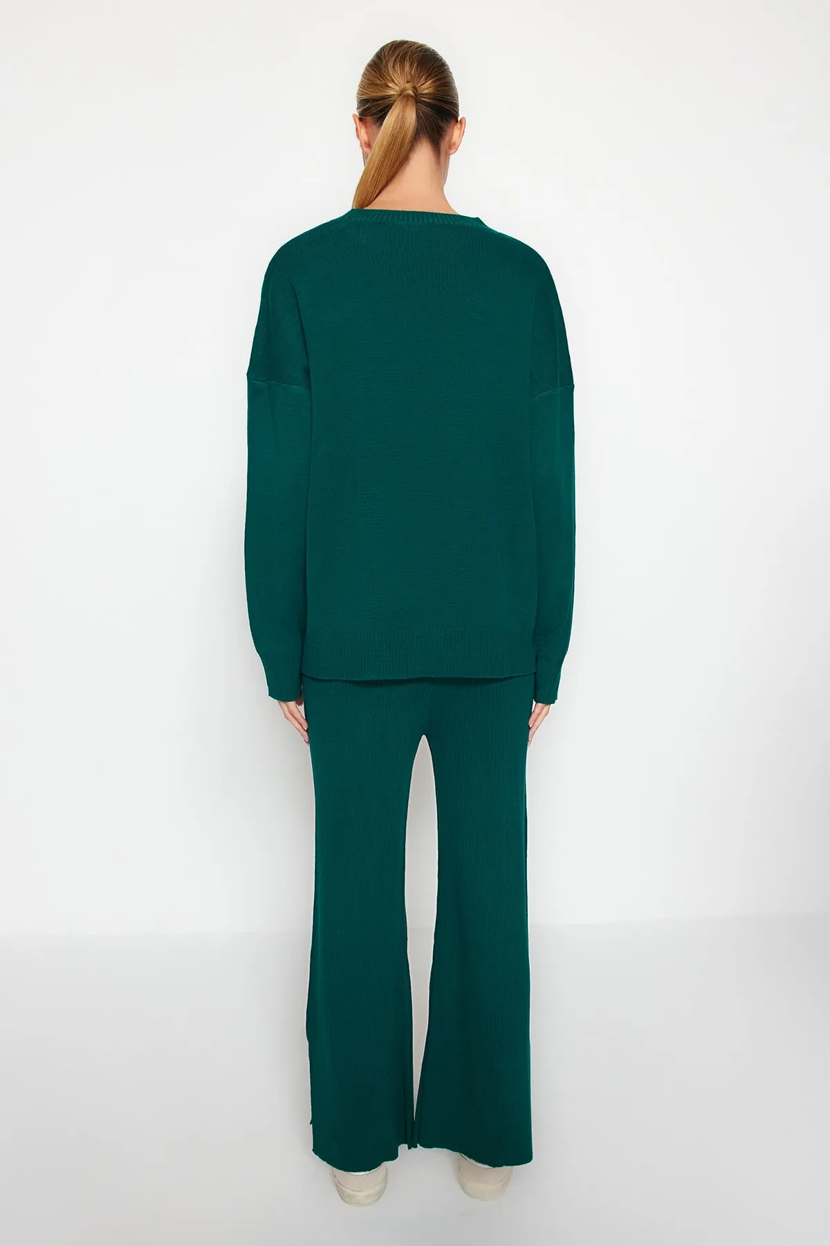 Trendyol Collection  Smaragdgrünes, weit geschnittenes Basic-Hosen-Set aus Strickoberteil und -unterteil TWOAW22AU0040