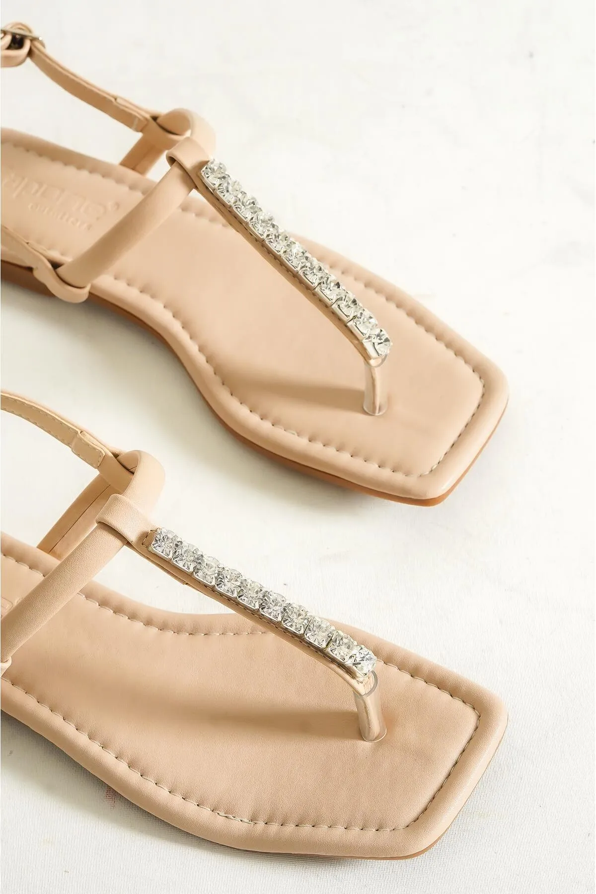 Capone Outfitters  Capone Skin Flip Flops Stein Knöchelriemen flacher Absatz Nude Damen Sandalen