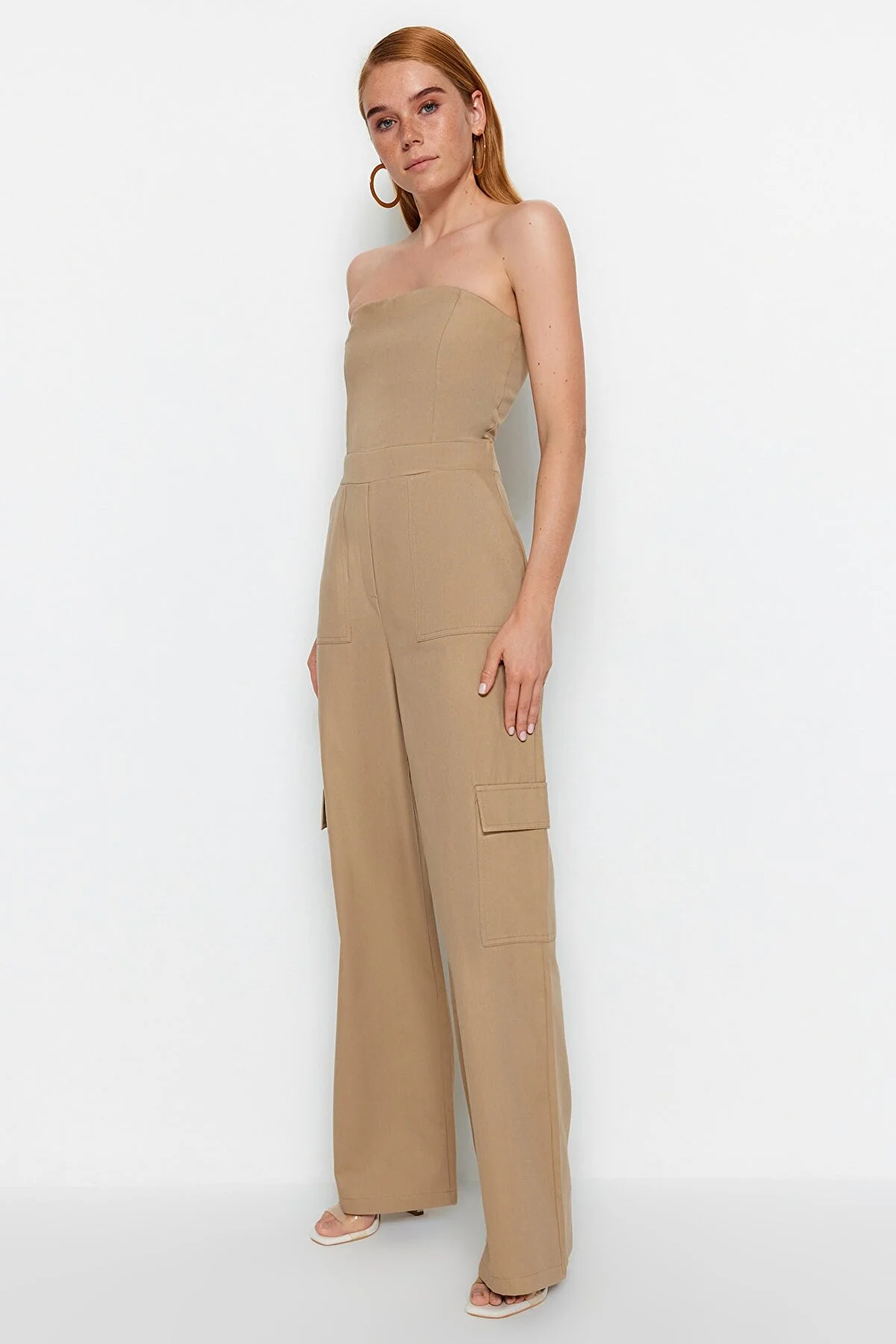 Trendyol Collection  Kamelfarbener, gewebter Jumpsuit mit trägerlosem Kragen und Cargotasche TWOSS23TU00192
