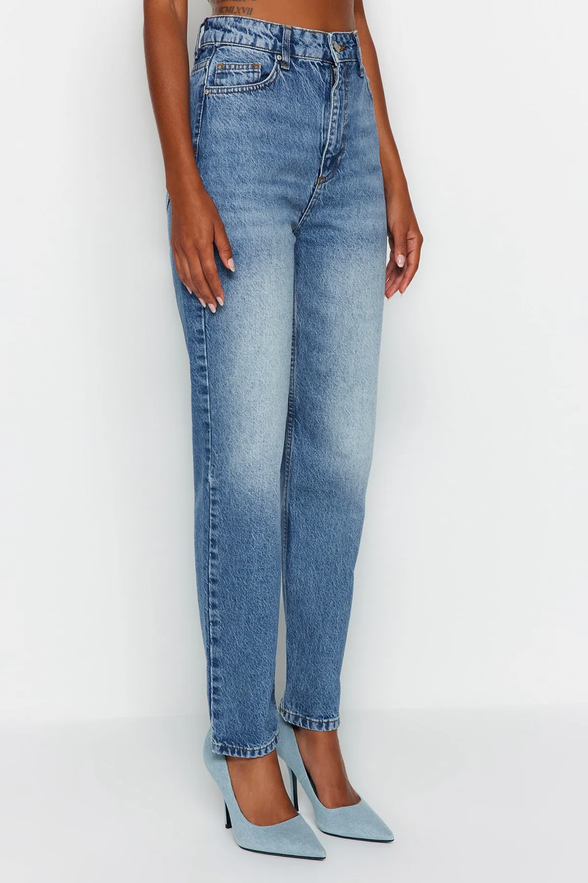 Trendyol Collection  Blaue Mom-Jeans mit hoher Taille TWOAW24JE00035