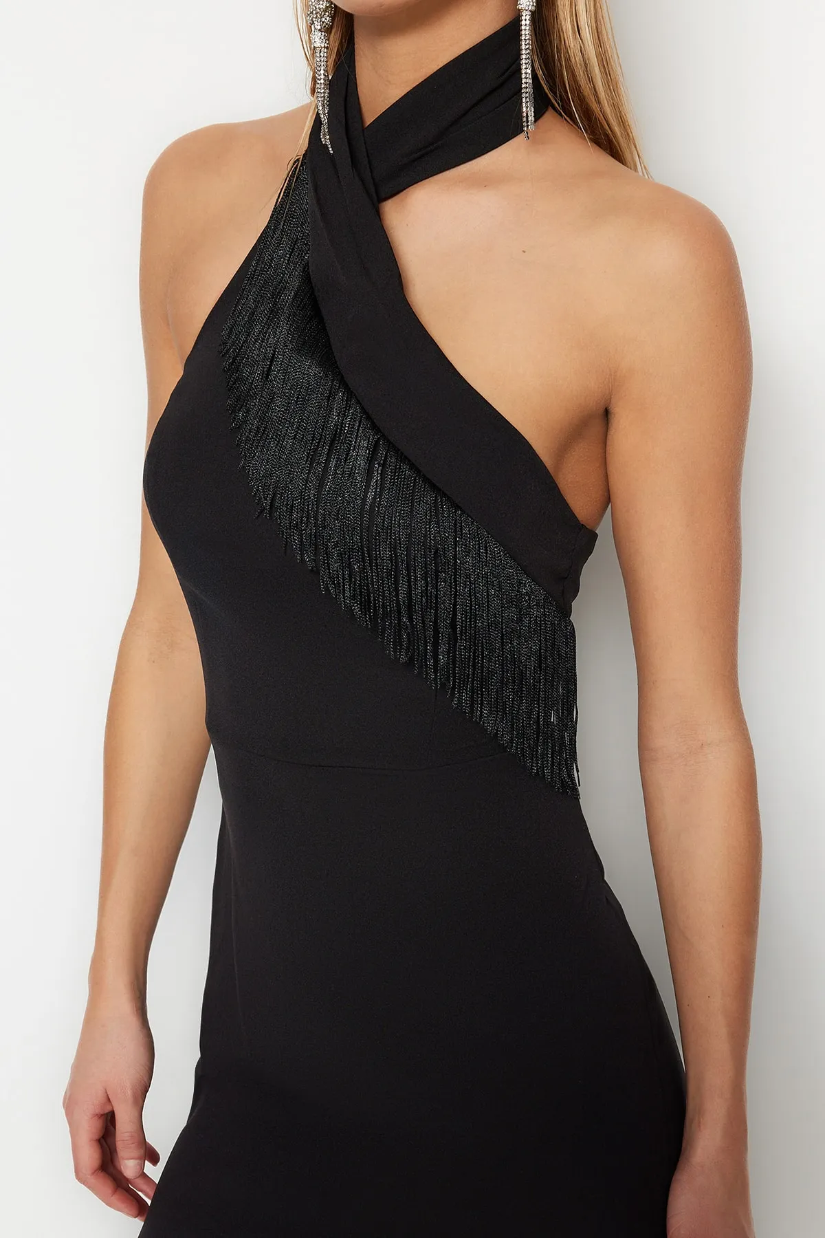 Trendyol Collection  Schwarzes Abendkleid mit Quasten und Details TPRSS23EL00091
