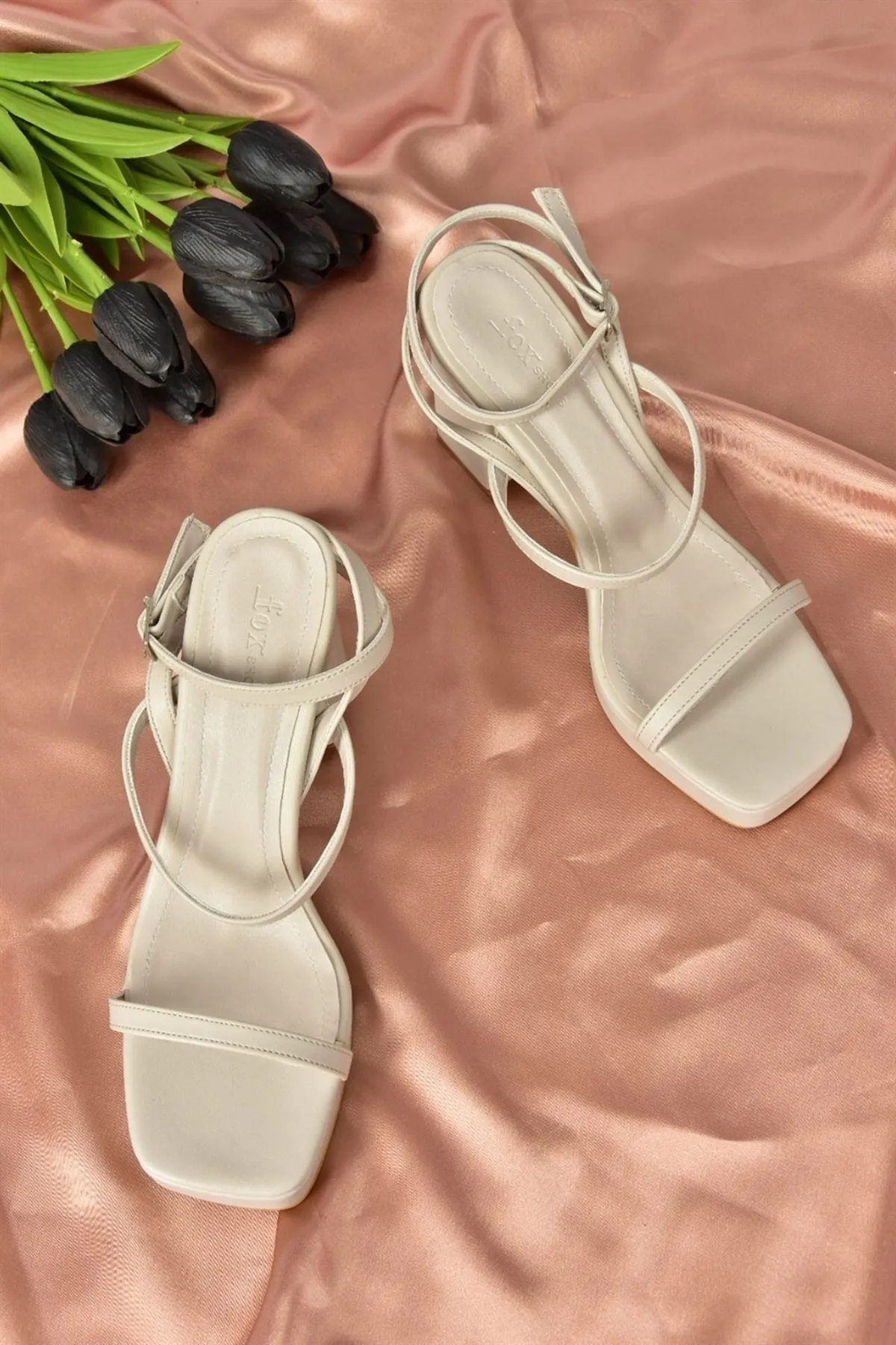 Fox Shoes  Beigefarbene, lässige Damenschuhe mit dickem Absatz M282462709