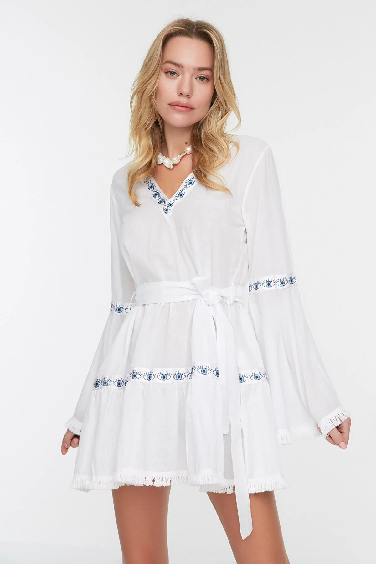 Trendyol Collection  Weißes Mini-Brautkleid mit gewebten Streifen, Strandkleid aus 100 % Baumwolle TBESS21EL1253