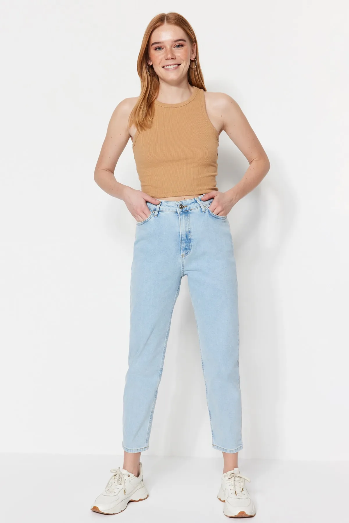 Trendyol Collection  Hellblaue Slim-Mom-Jeans mit hoher Taille TWOSS23JE00097