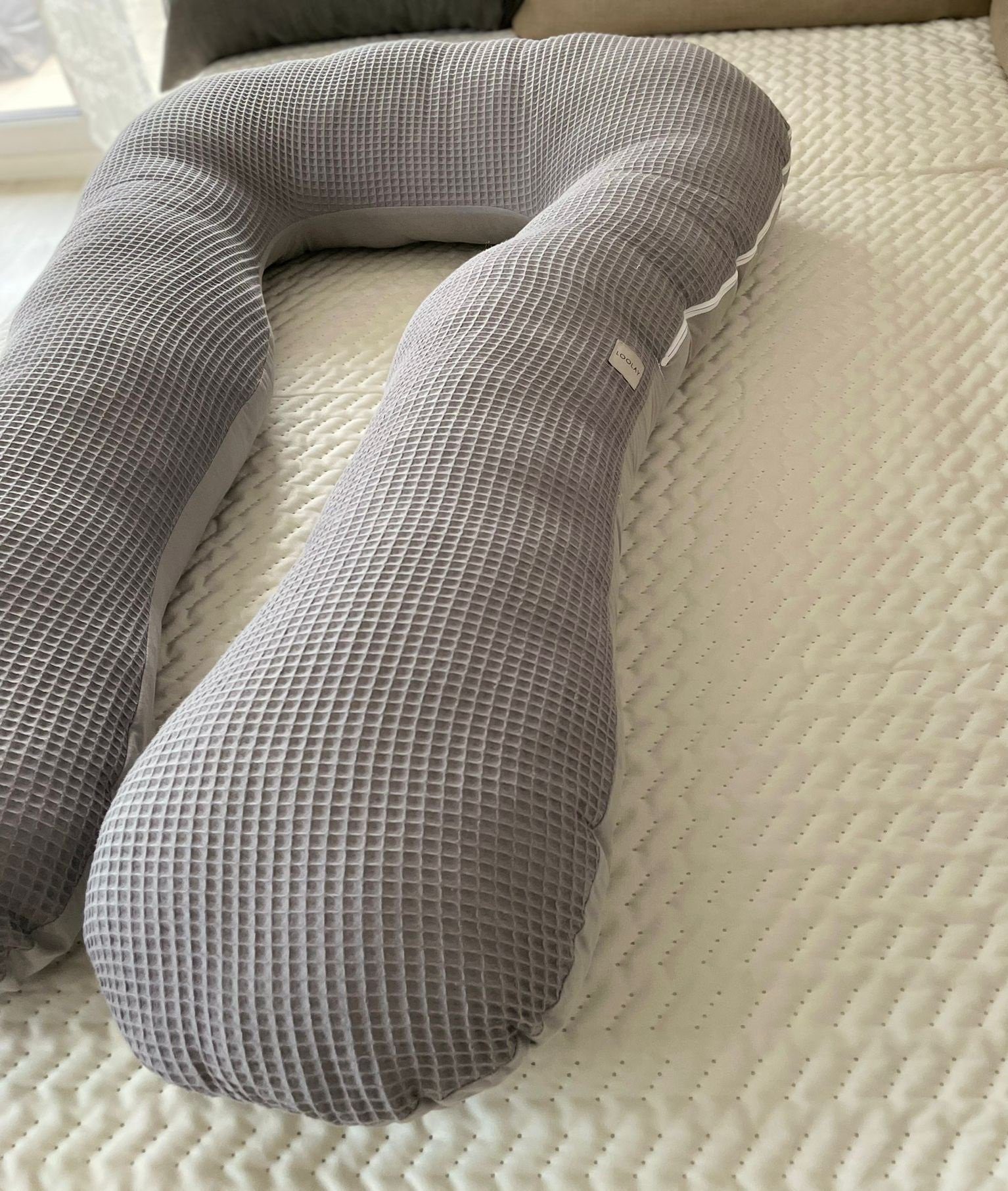 Loolay Stillkissen Schwangerschaftskissen Seitenschläferkissen Stillkissen TYP A 330cm, Attmungsaktive WAFFELPIQUE + GLATT Baumwolle XXXL Lagerungkissen; MUSTER: WAFFEL Grau/ Grau, LOOLAY® Stillkissen + Bezug, 100% Europäische Stoffe unf Kleinserien-