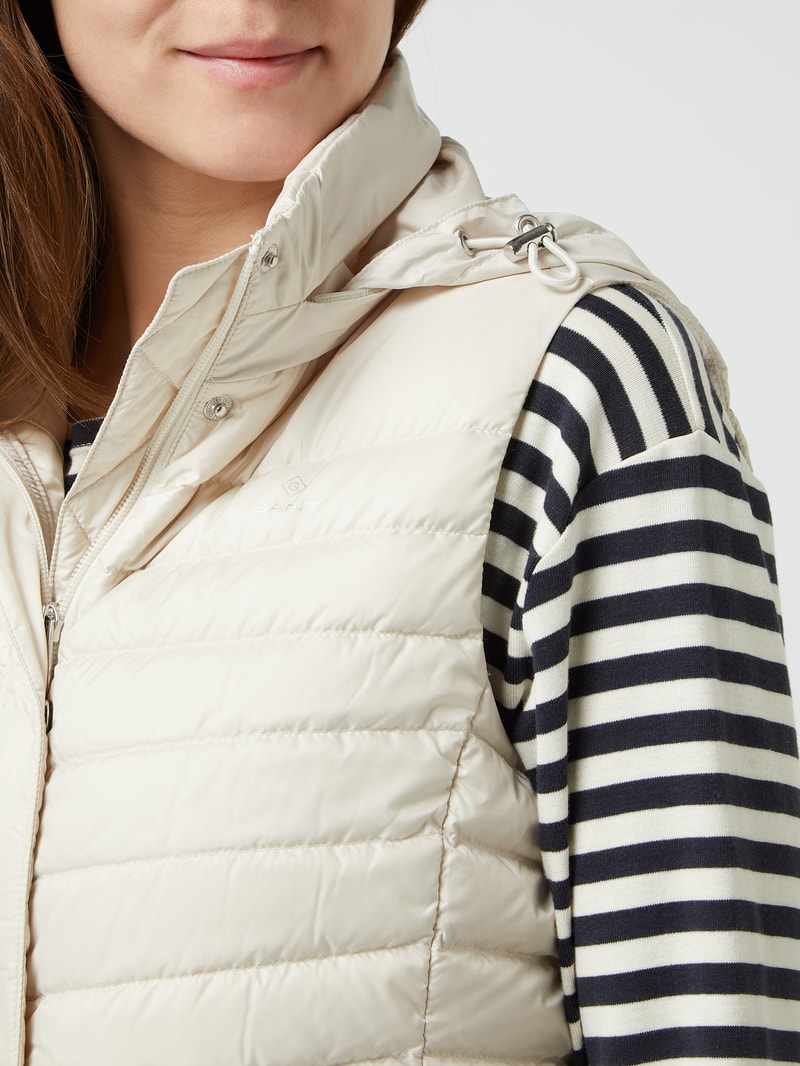 Daunenweste mit Kapuze in offwhite