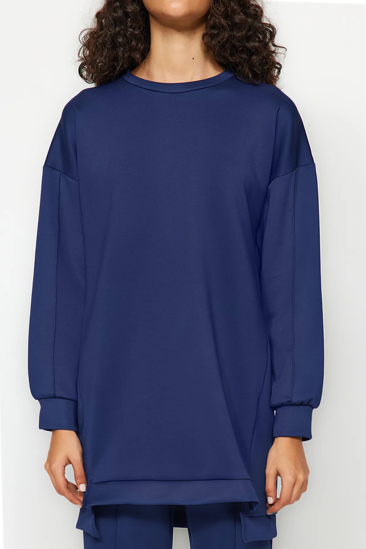 Trendyol Modest  Marineblaues Set aus Oberteil und Unterteil aus Scuba-Tunika und -Hose mit Schlitzdetail TCTAW23US00201