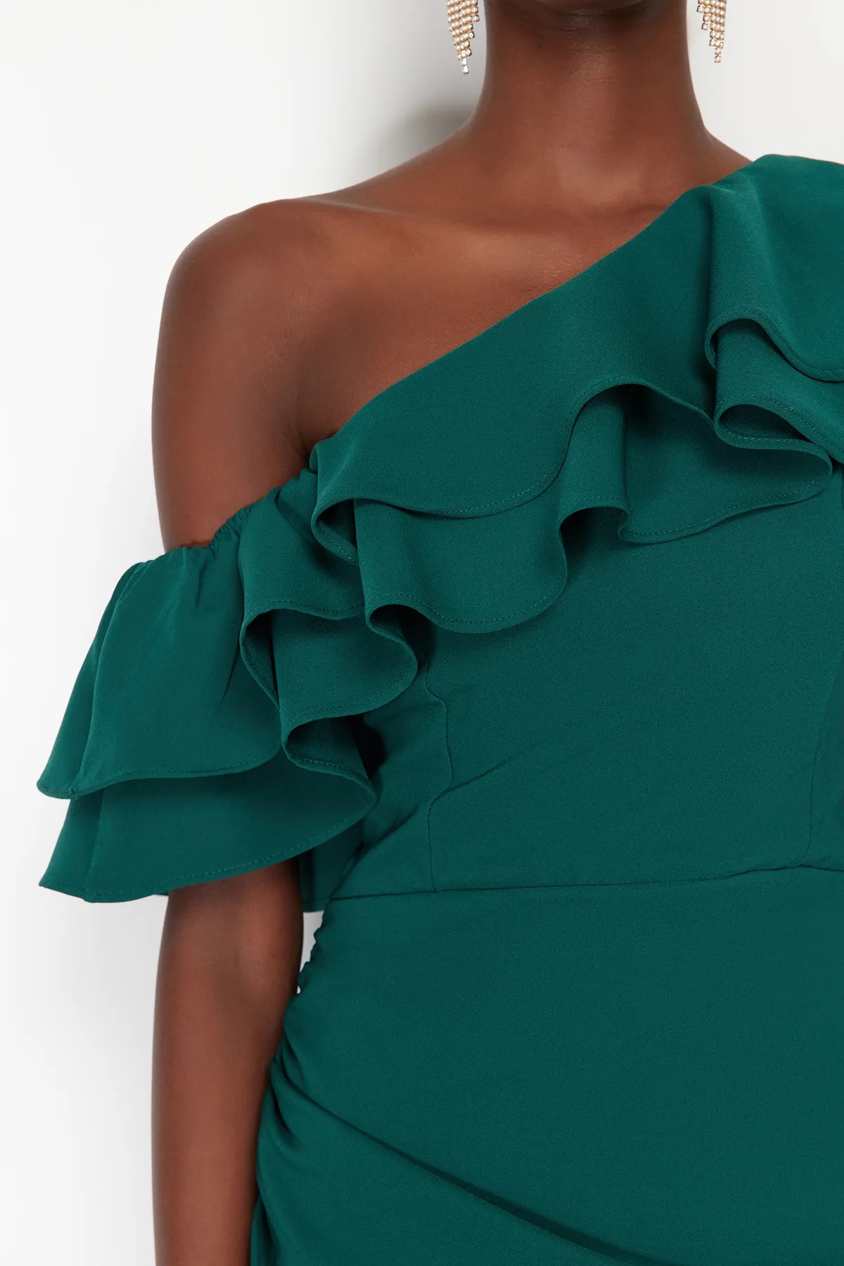 Trendyol Collection  Smaragdgrünes, einärmliges, gerüschtes, elegantes Abendkleid TPRSS24EL00013